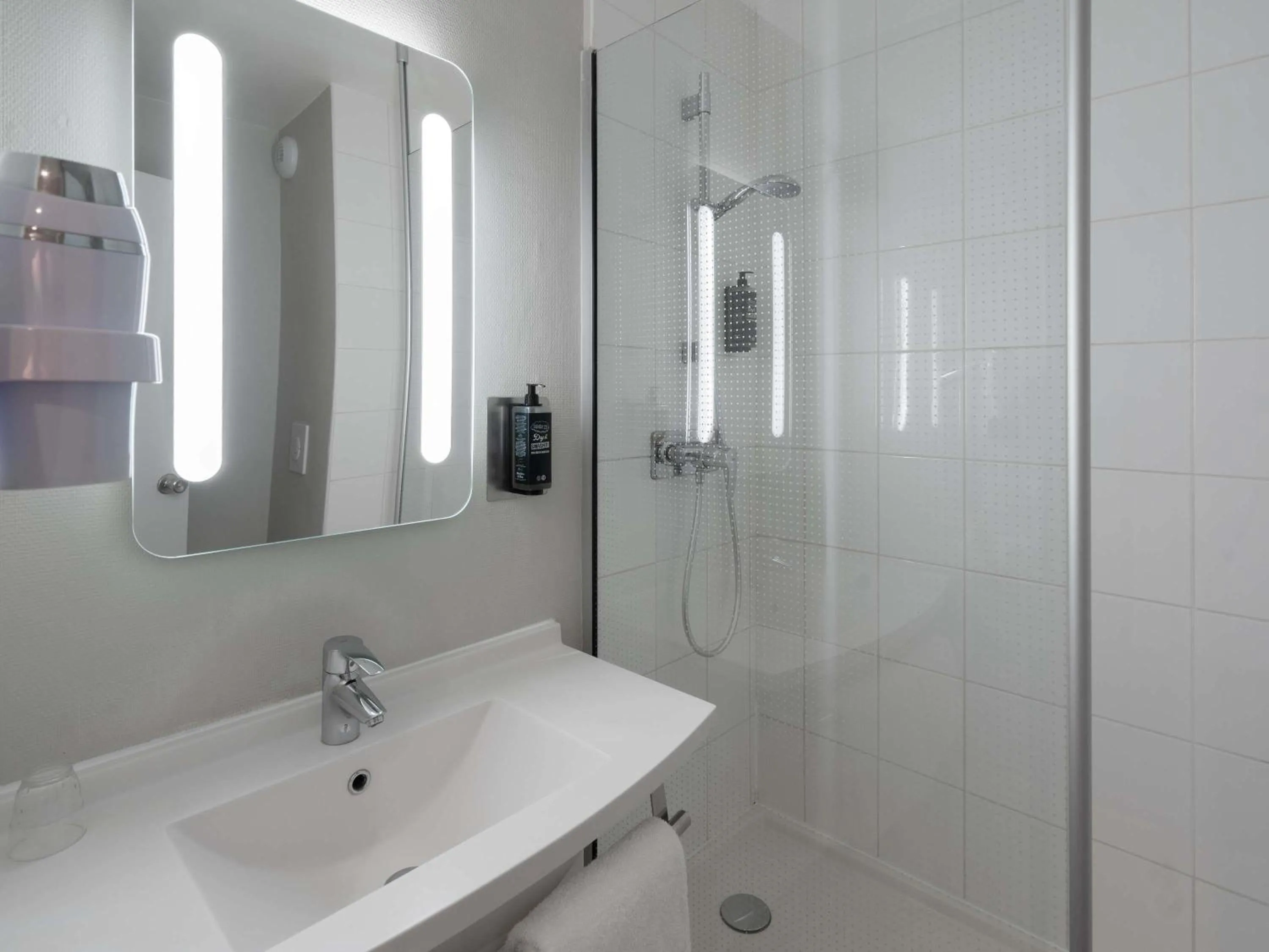 Bedroom in ibis Epernay Centre Ville