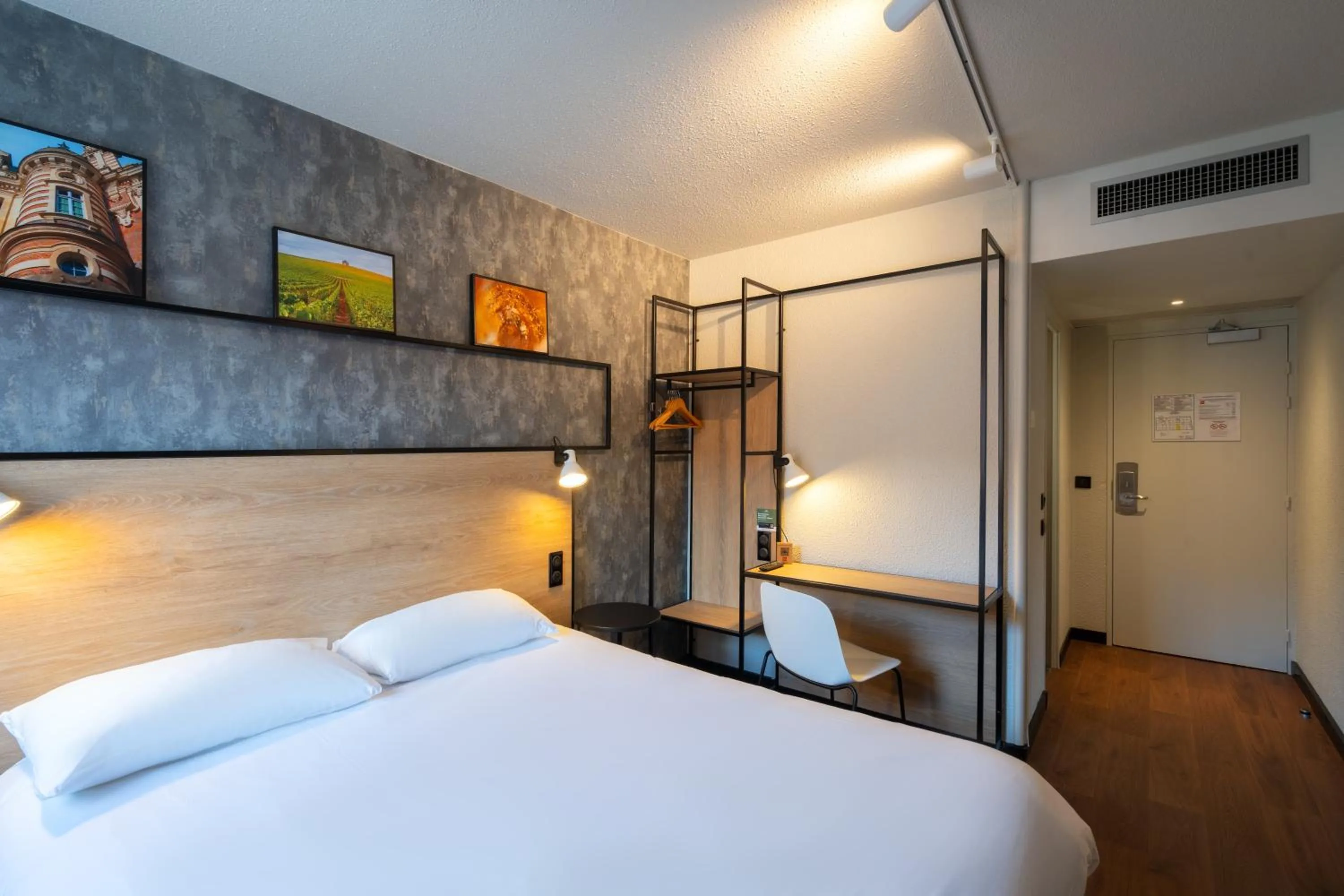 Bedroom, Bed in ibis Epernay Centre Ville