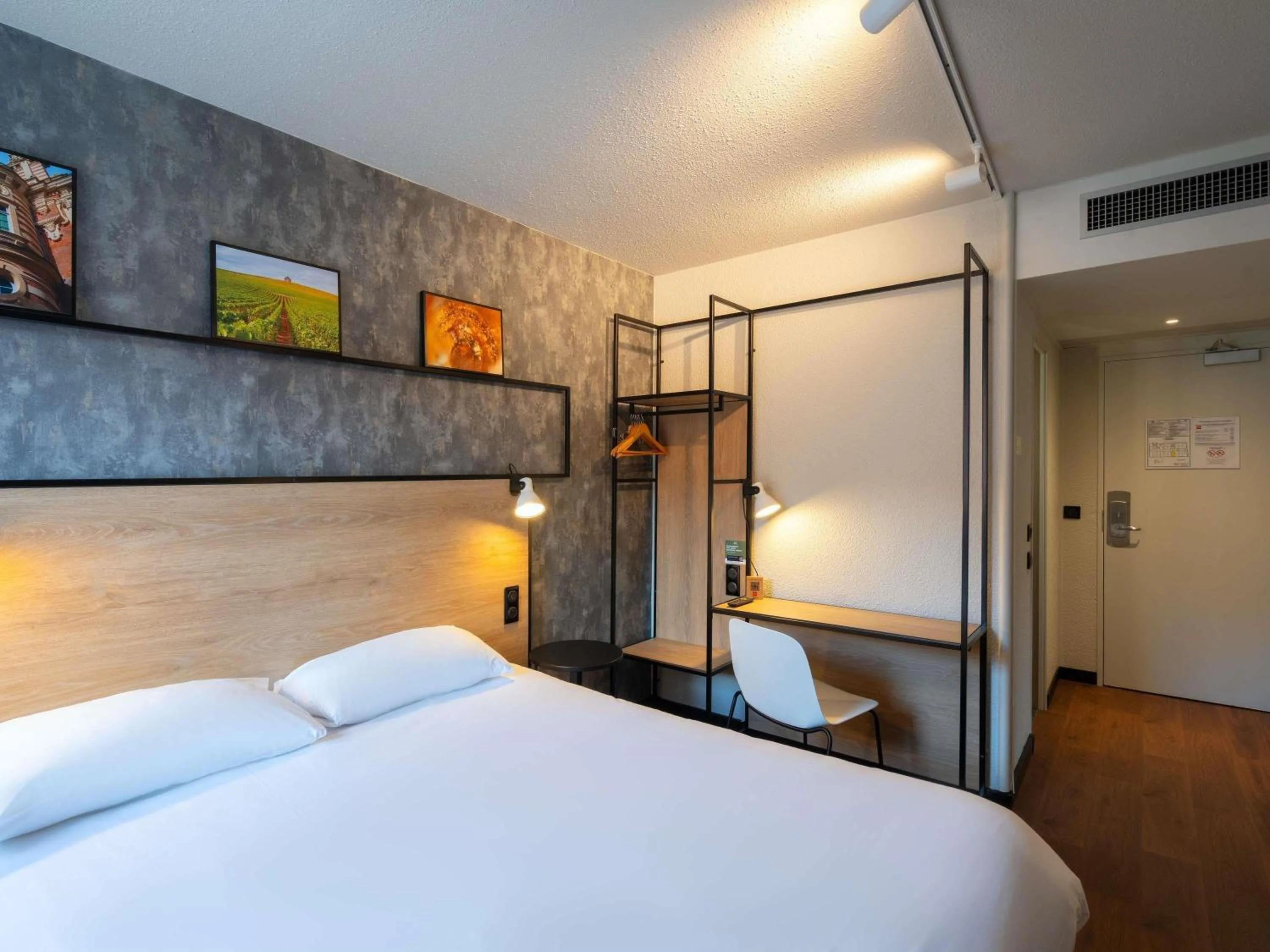 Bedroom, Bed in ibis Epernay Centre Ville