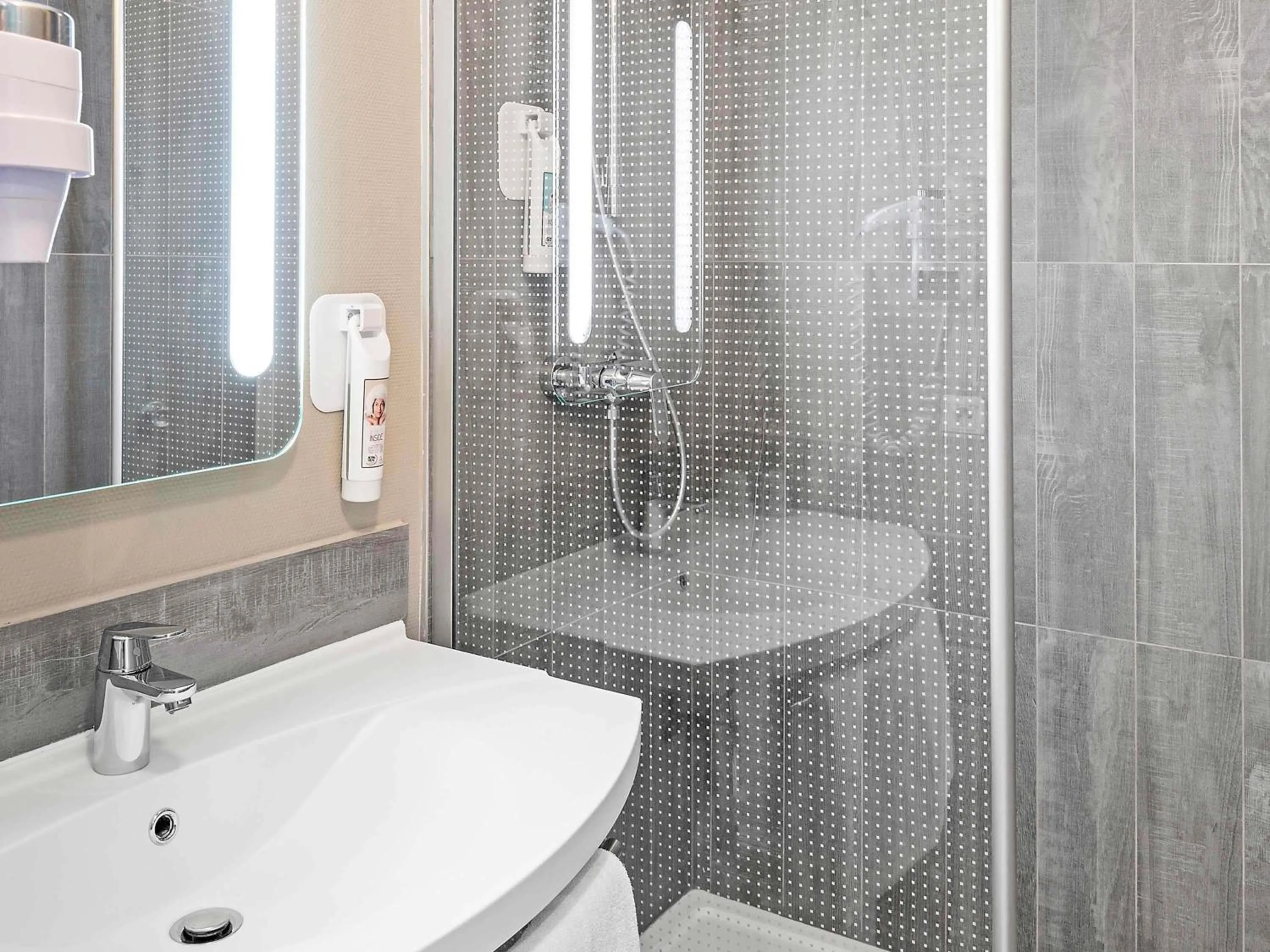 Bedroom in ibis Epernay Centre Ville