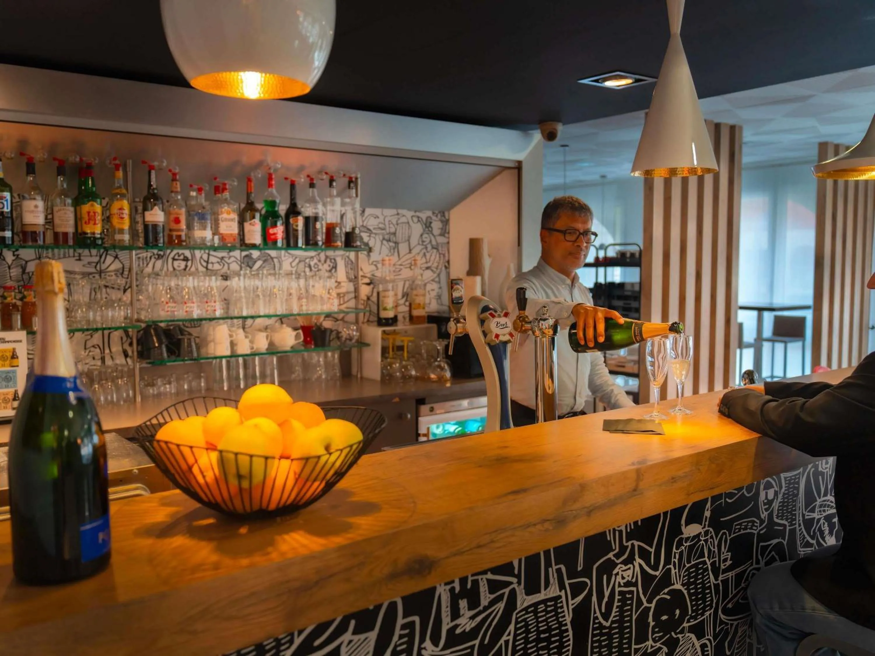 Lounge or bar in ibis Epernay Centre Ville