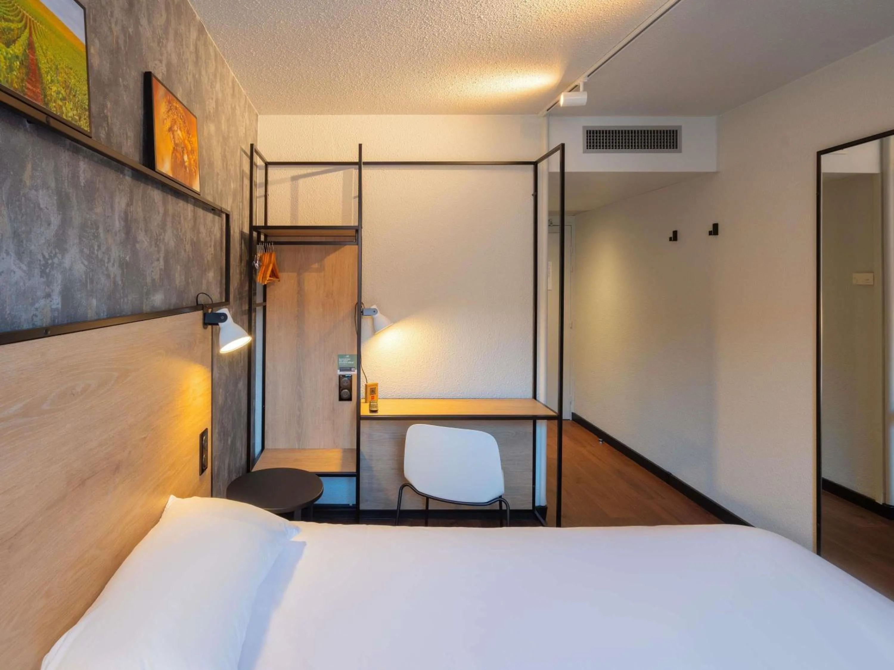 Bedroom, Bed in ibis Epernay Centre Ville