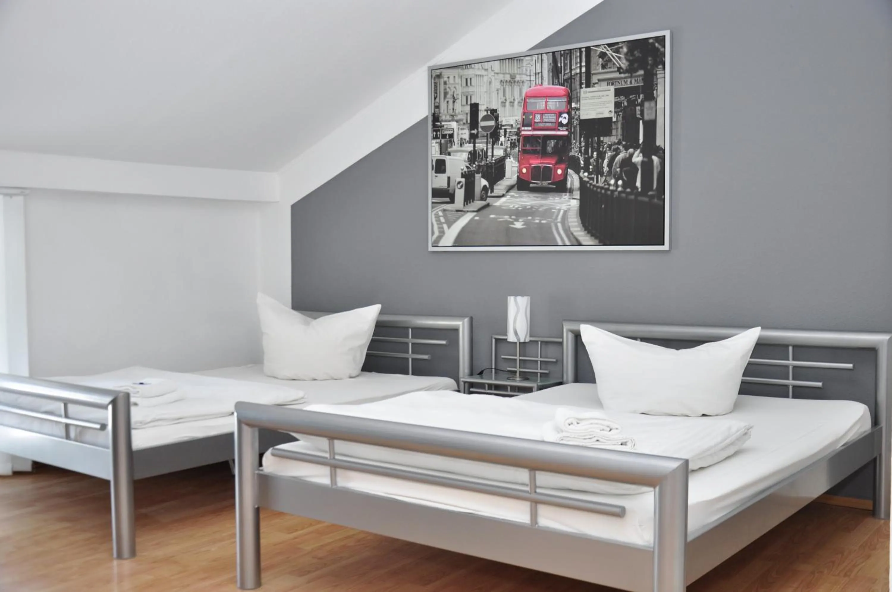 Photo of the whole room, Bed in Hotel Rühen, 24 Stunden Check in, Küche, kostenfreie Parkplätze