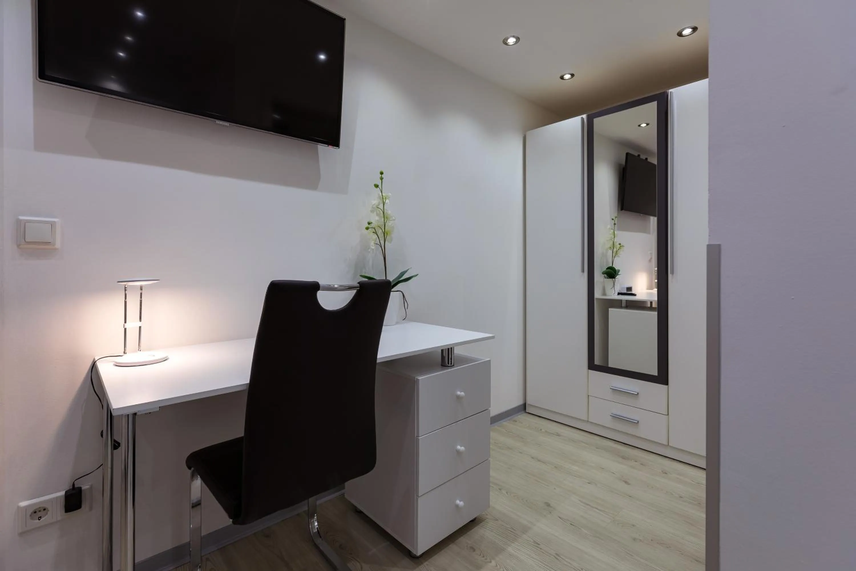 TV and multimedia in Hotel Rühen, 24 Stunden Check in, Küche, kostenfreie Parkplätze