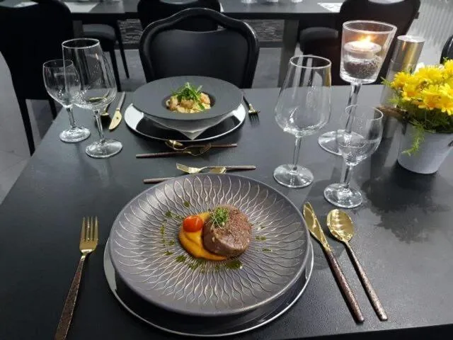 Restaurant/places to eat in Hotel Rühen, 24 Stunden Check in, Küche, kostenfreie Parkplätze