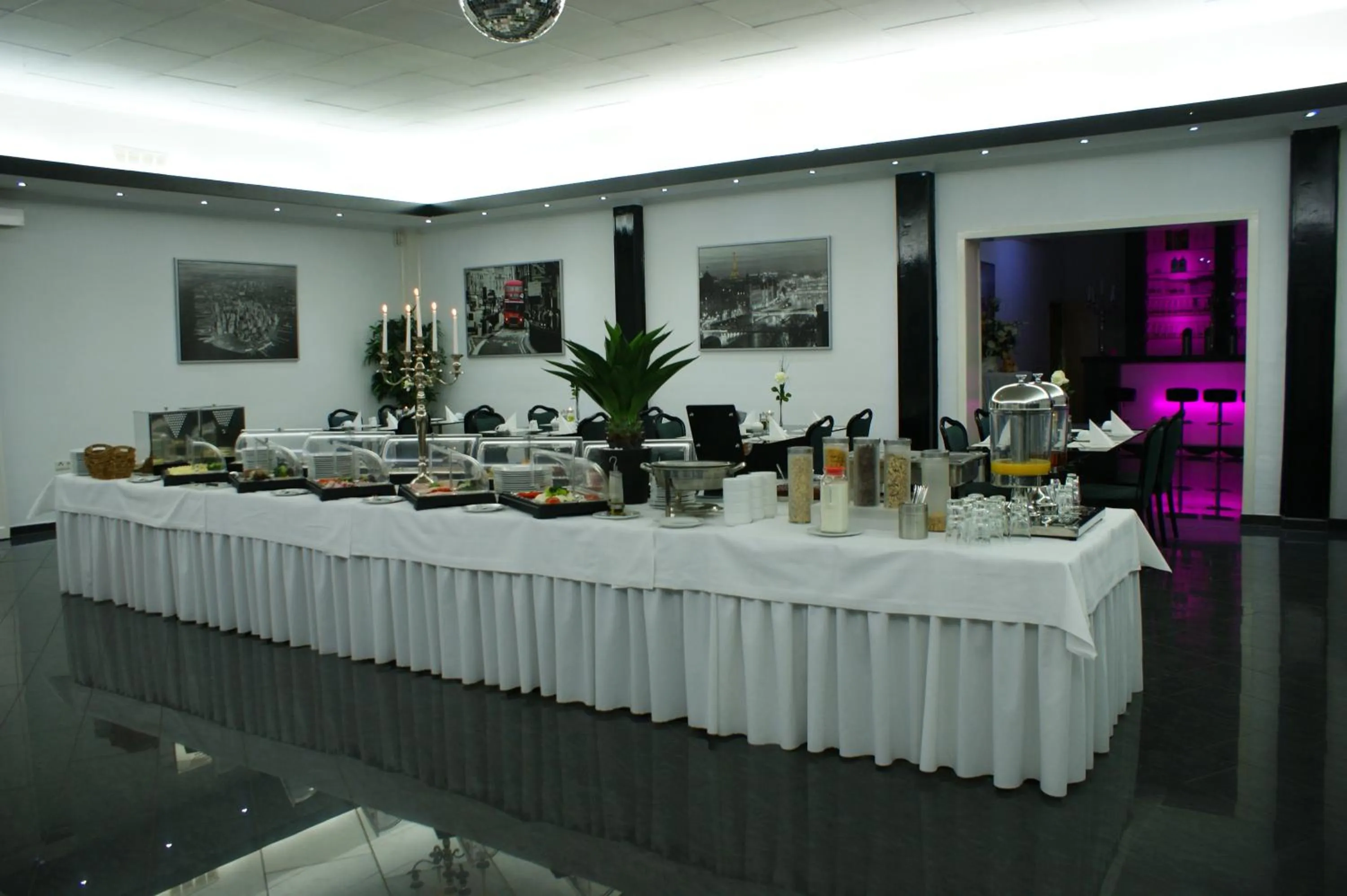 Food in Hotel Rühen, 24 Stunden Check in, Küche, kostenfreie Parkplätze