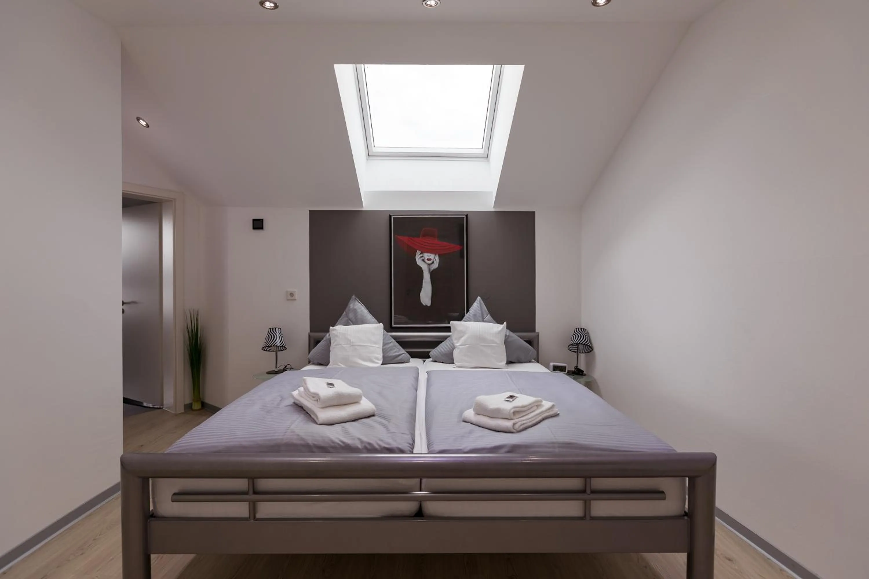 Photo of the whole room, Bed in Hotel Rühen, 24 Stunden Check in, Küche, kostenfreie Parkplätze