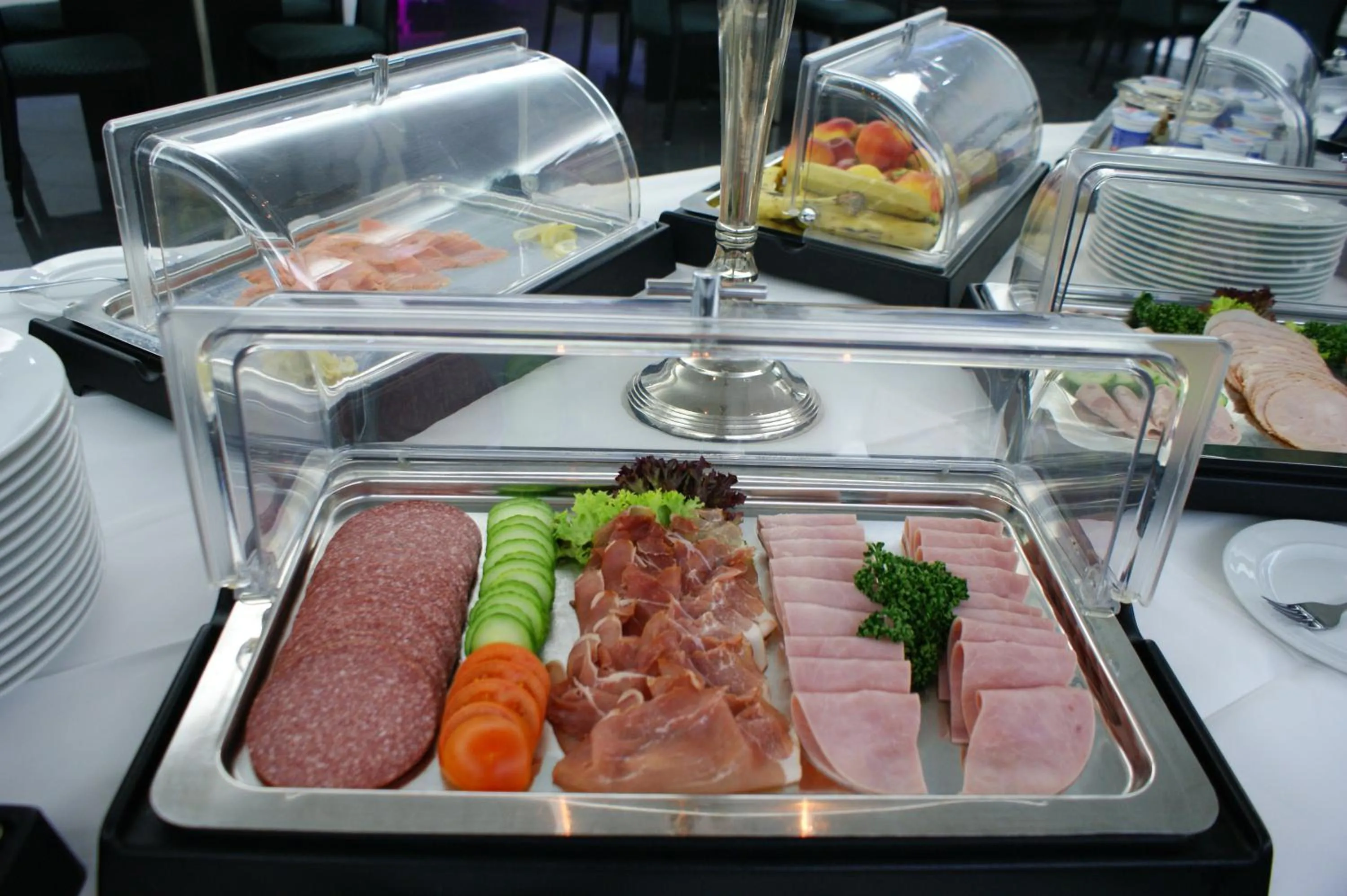 Food in Hotel Rühen, 24 Stunden Check in, Küche, kostenfreie Parkplätze