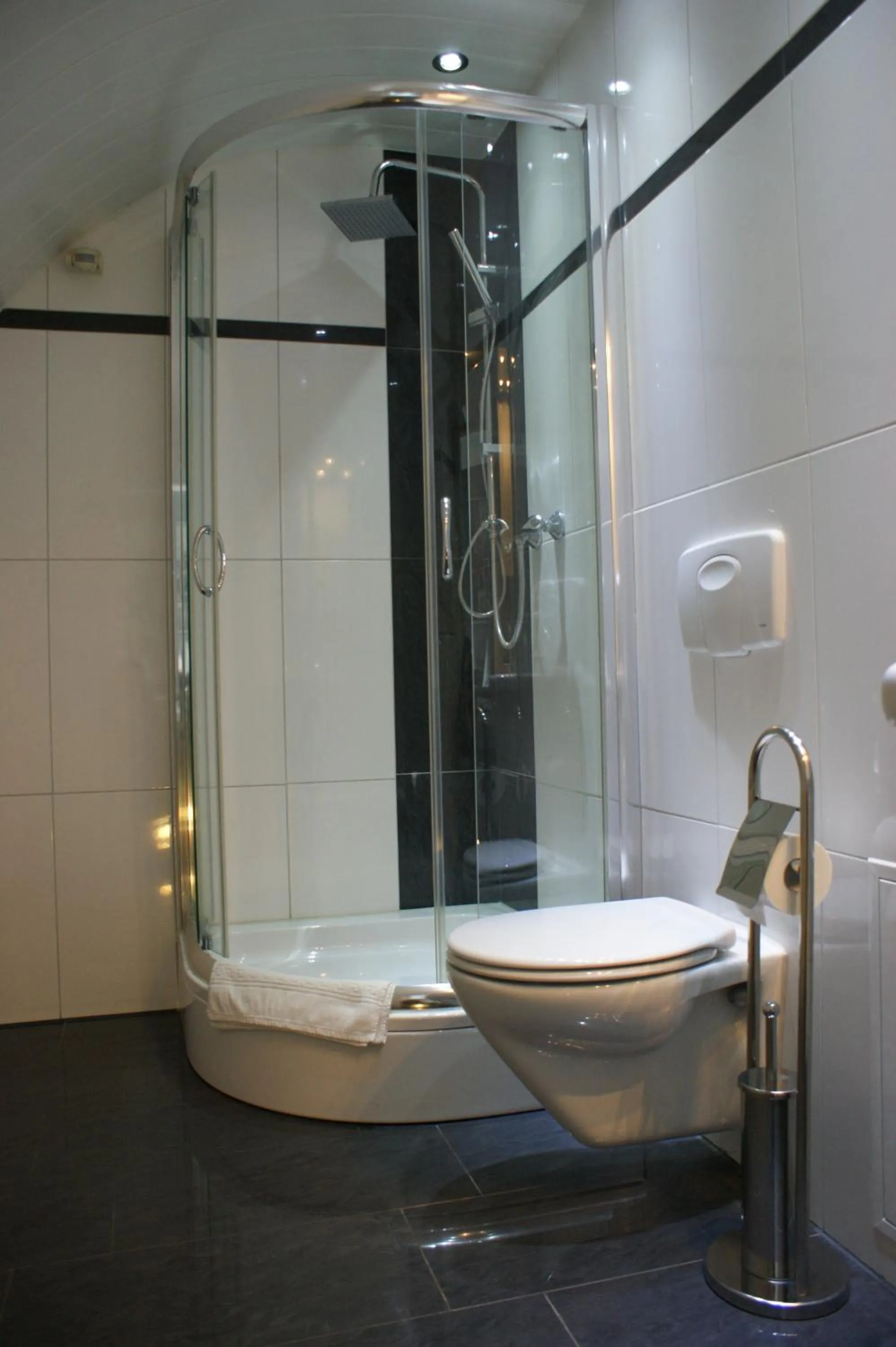 Bathroom in Hotel Rühen, 24 Stunden Check in, Küche, kostenfreie Parkplätze