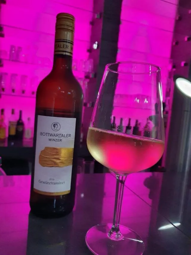 Drinks in Hotel Rühen, 24 Stunden Check in, Küche, kostenfreie Parkplätze