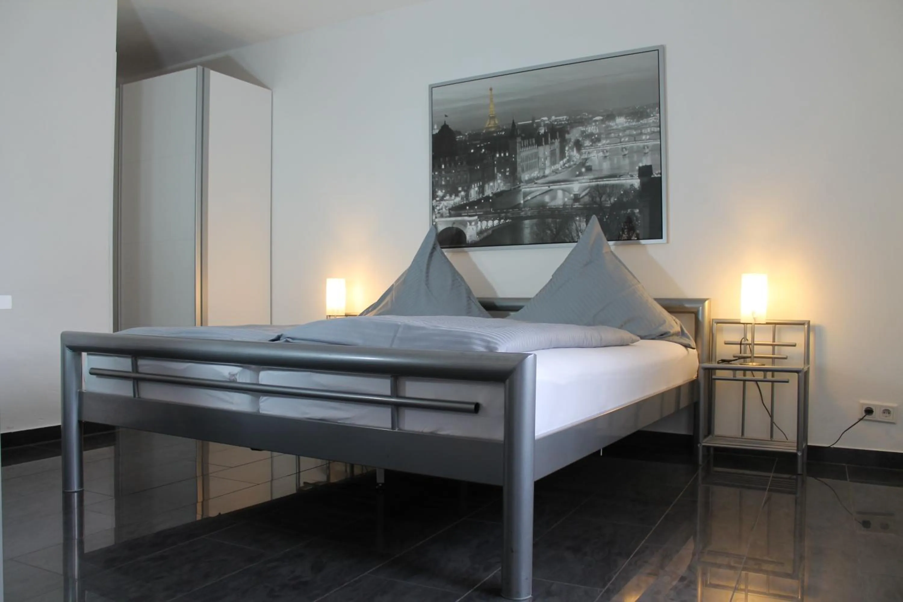 Bed in Hotel Rühen, 24 Stunden Check in, Küche, kostenfreie Parkplätze