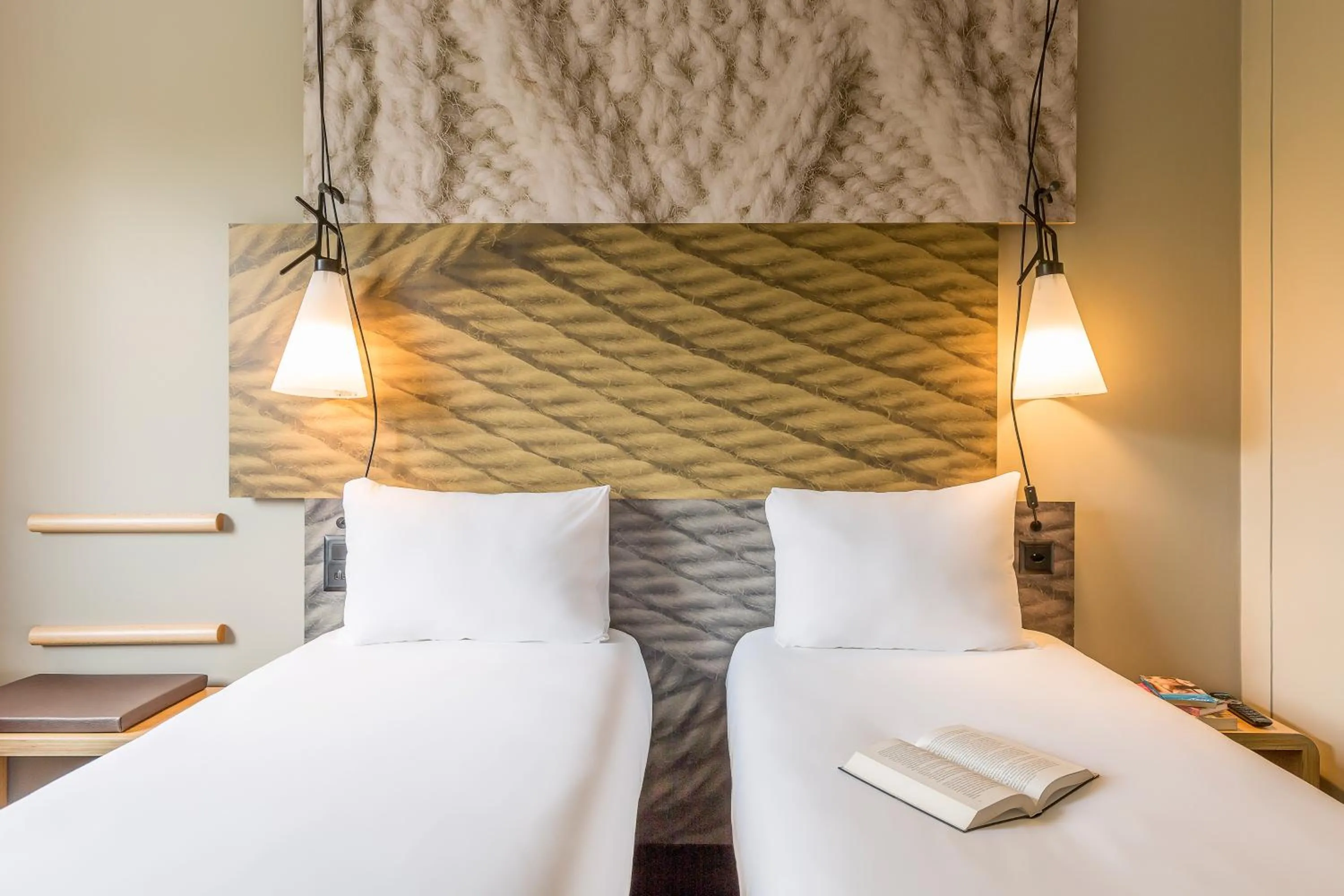 Bedroom, Bed in Ibis Irun