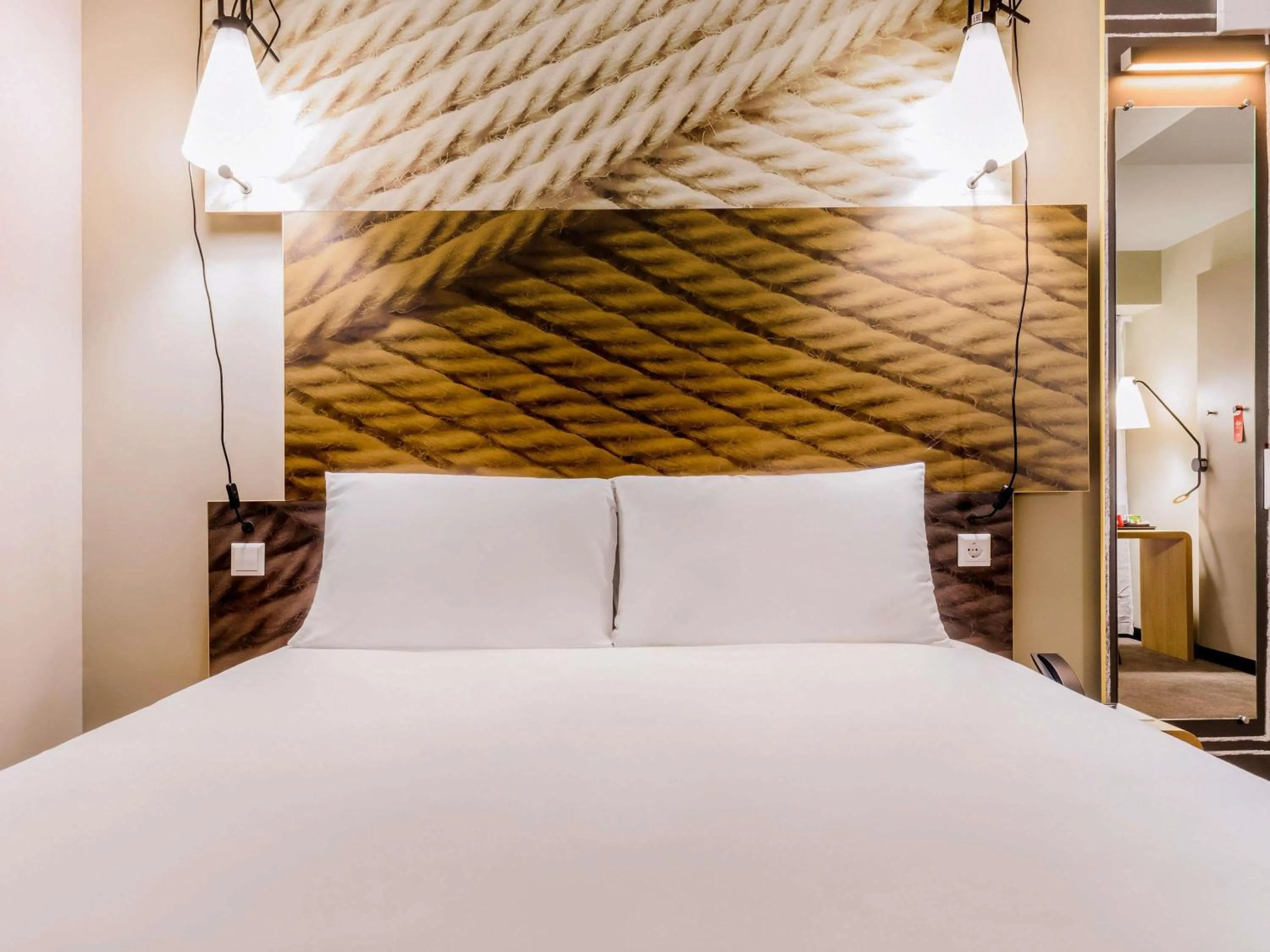 Bedroom, Bed in Ibis Irun