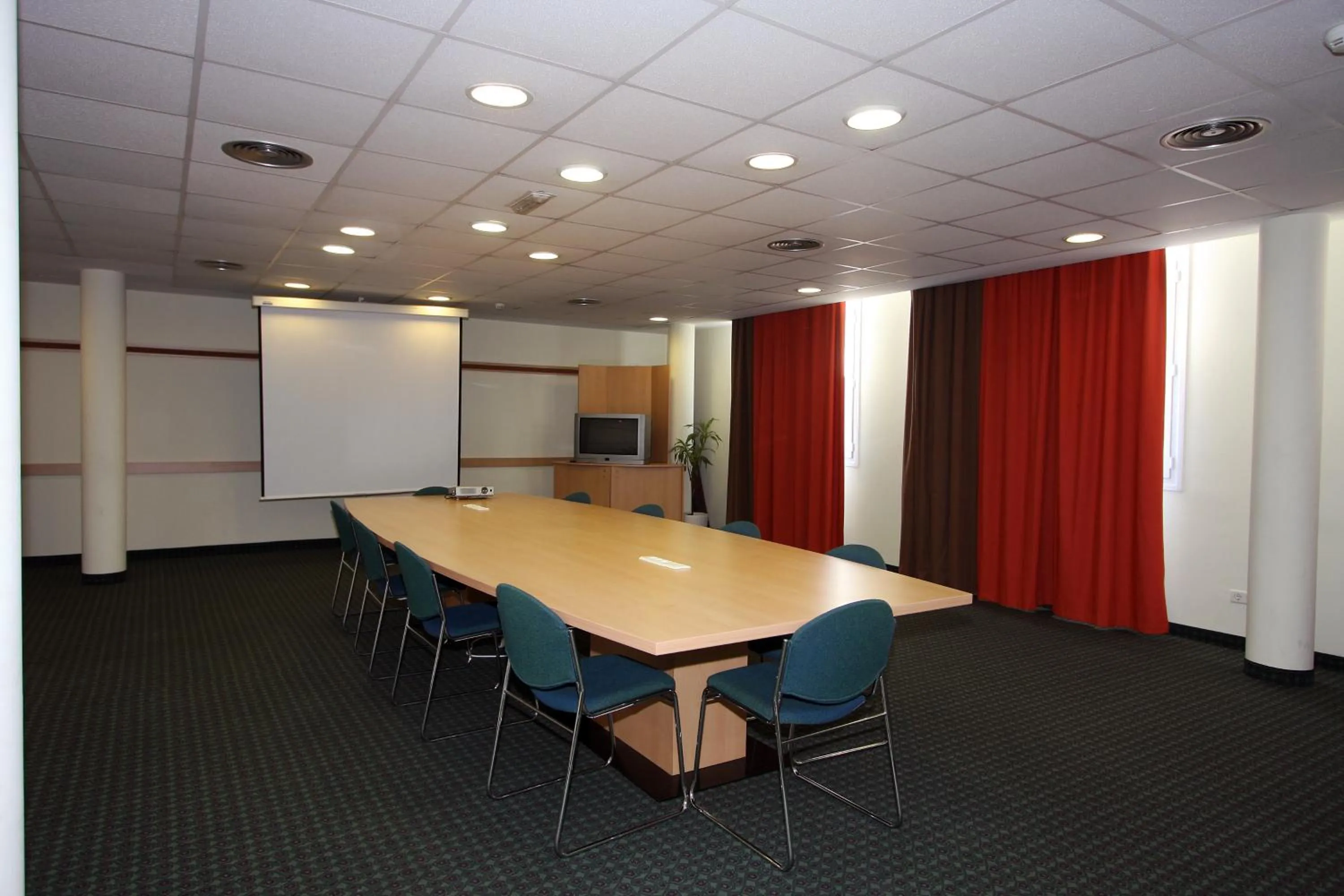 Business facilities in Ibis Irun