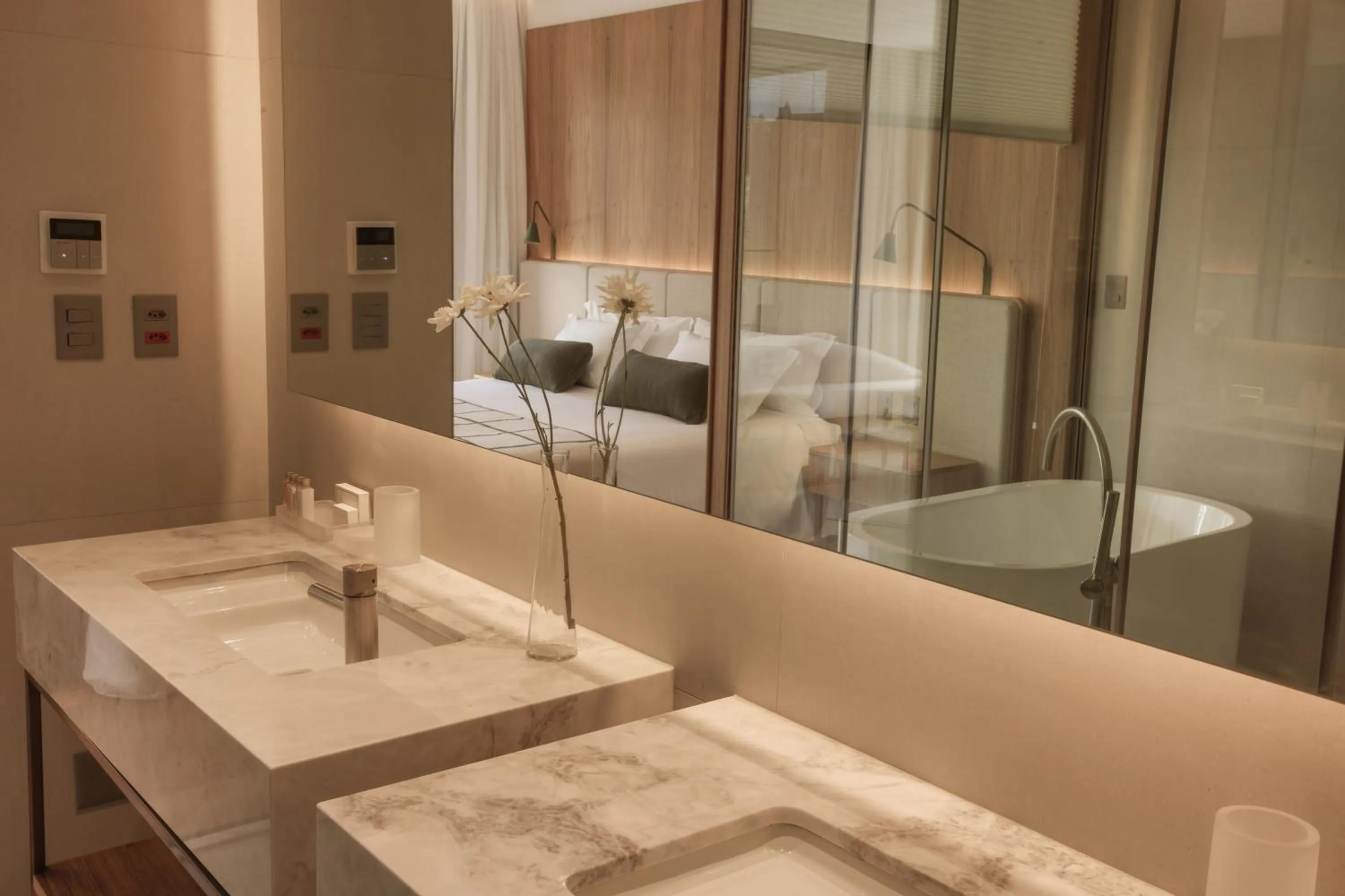 Bathroom, Bed in Hotel Vila Inglesa