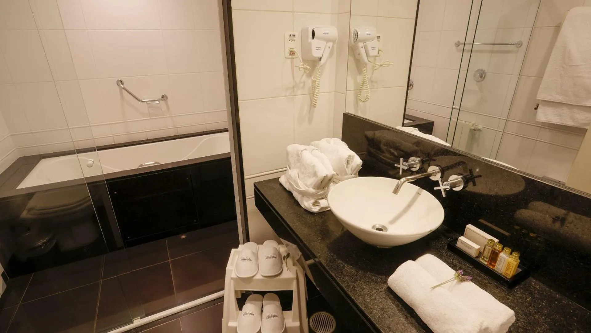 Bathroom in Hotel Vila Inglesa