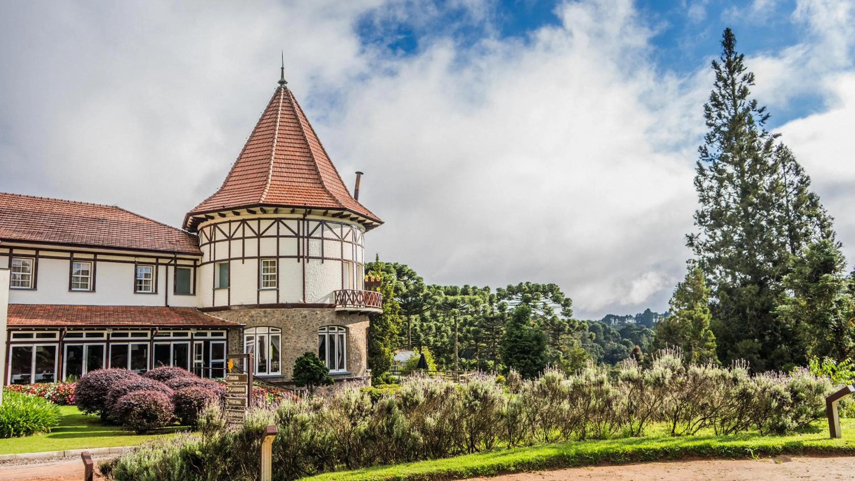 Property building in Hotel Vila Inglesa