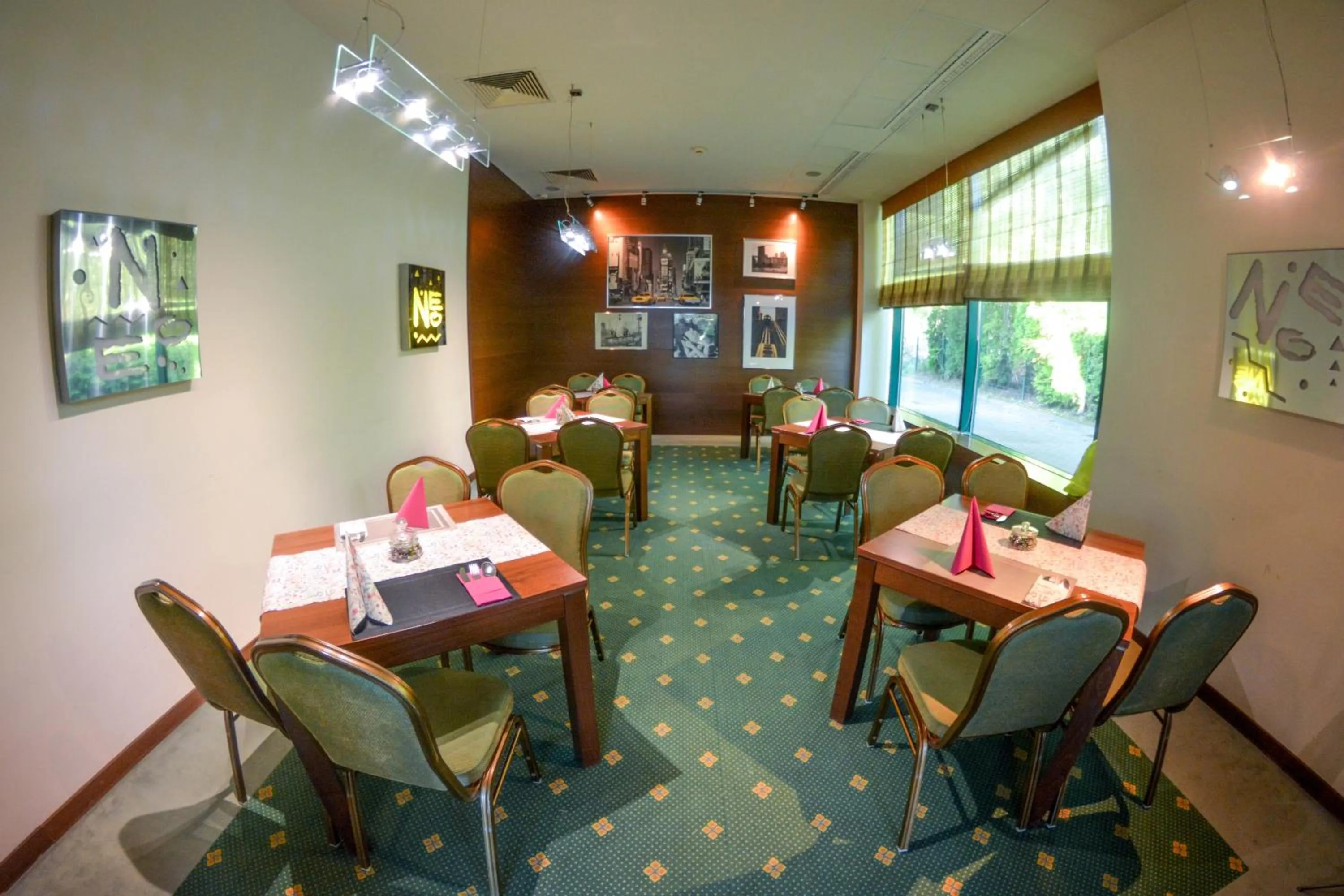 Restaurant/places to eat in Hotel Neo