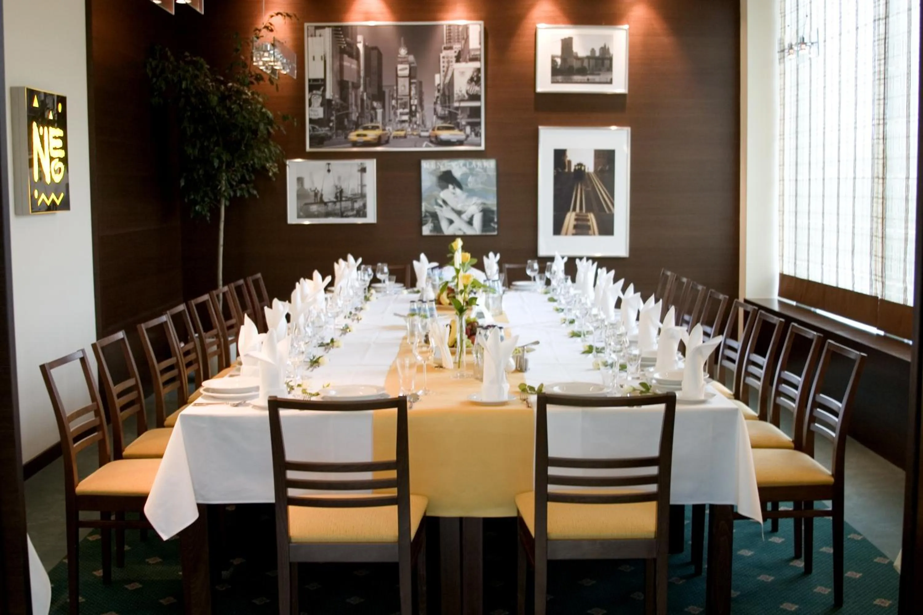 Restaurant/places to eat in Hotel Neo