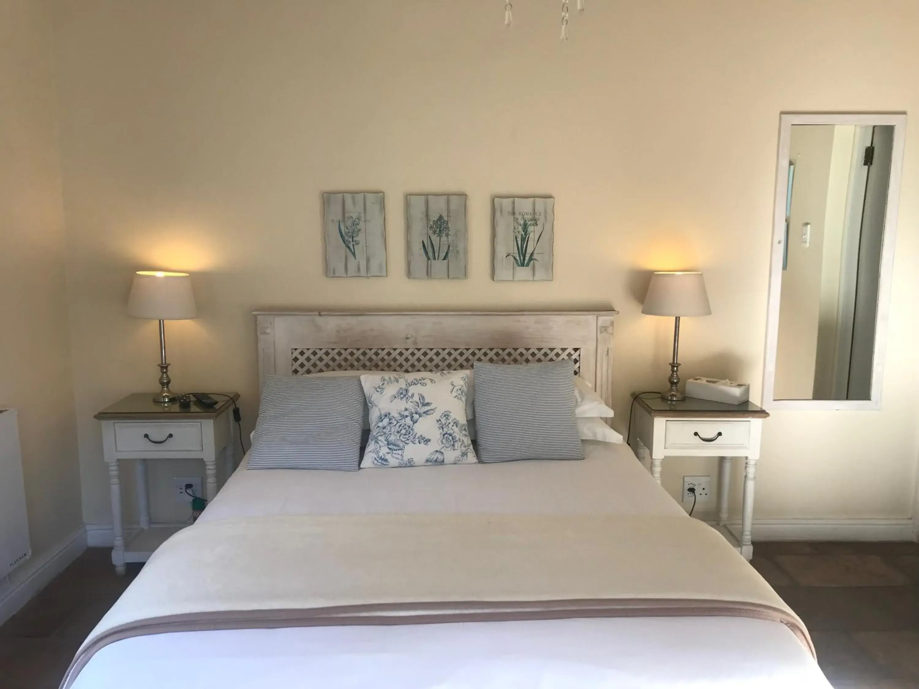 Luxury Double Room with Pool View - single occupancy in Morningside Cottage Luxury Double Room with Pool View - single occupancy in Morningside Cottage