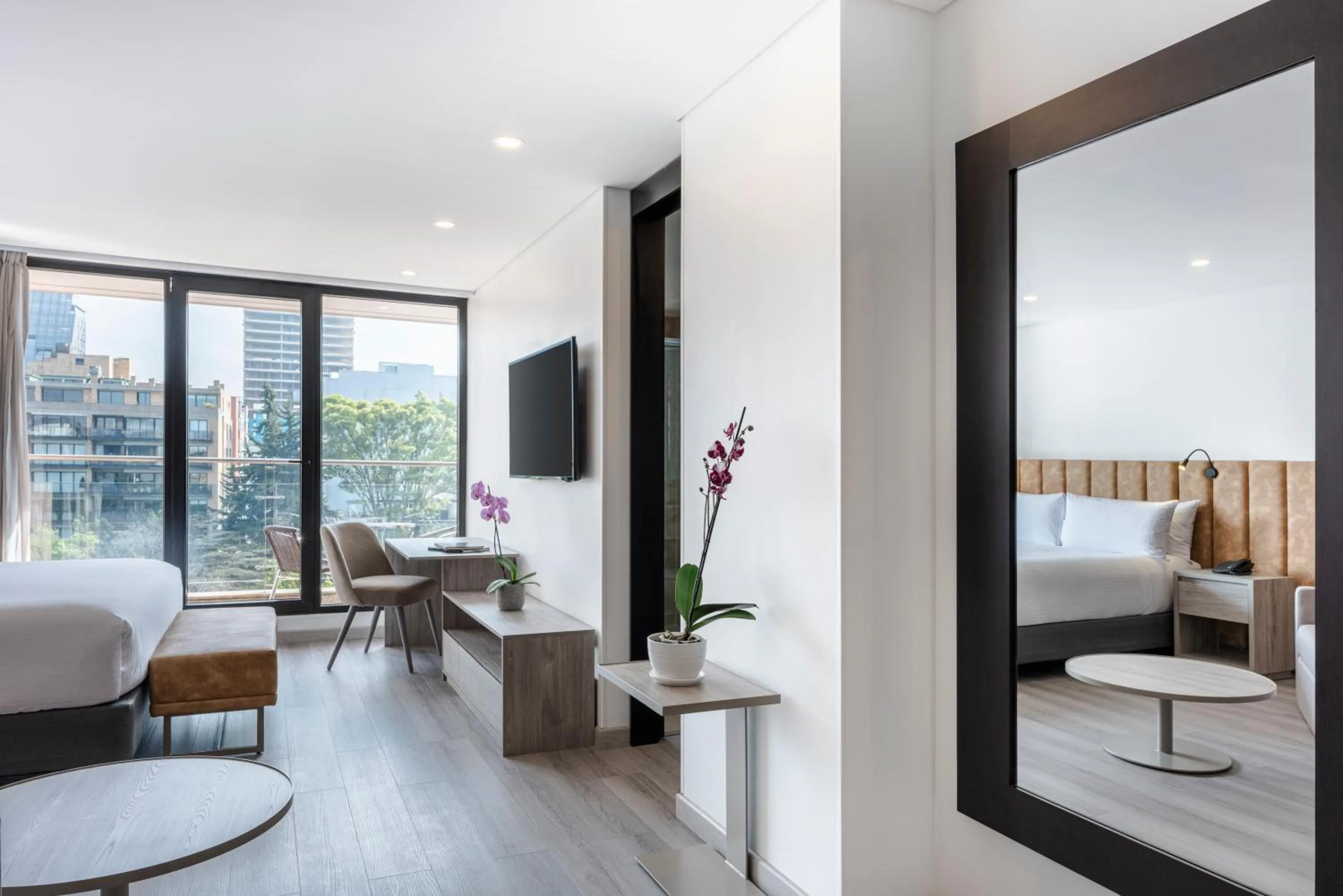 Communal lounge/ TV room, Bed in Hotel Jazz Apartments