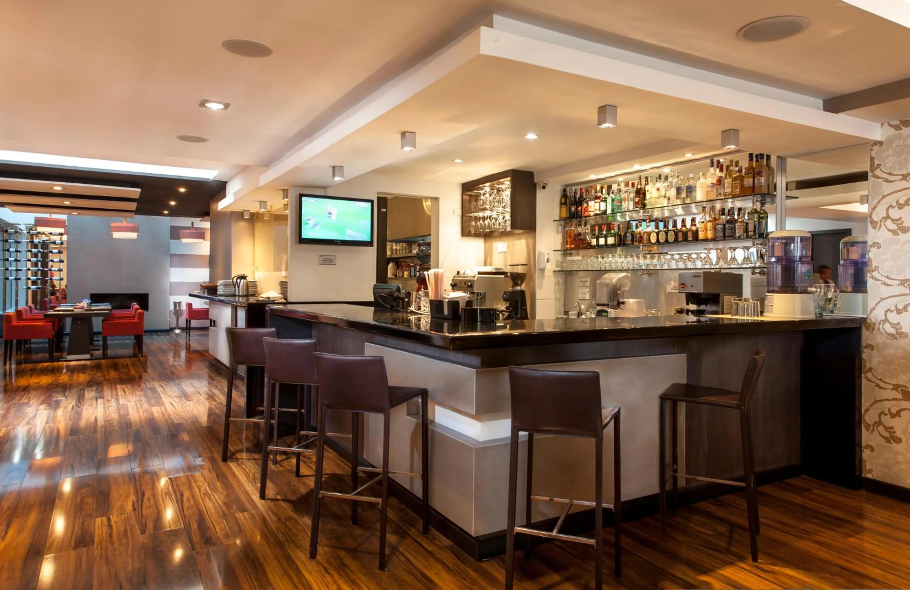 Communal lounge/ TV room in Hotel Jazz Apartments