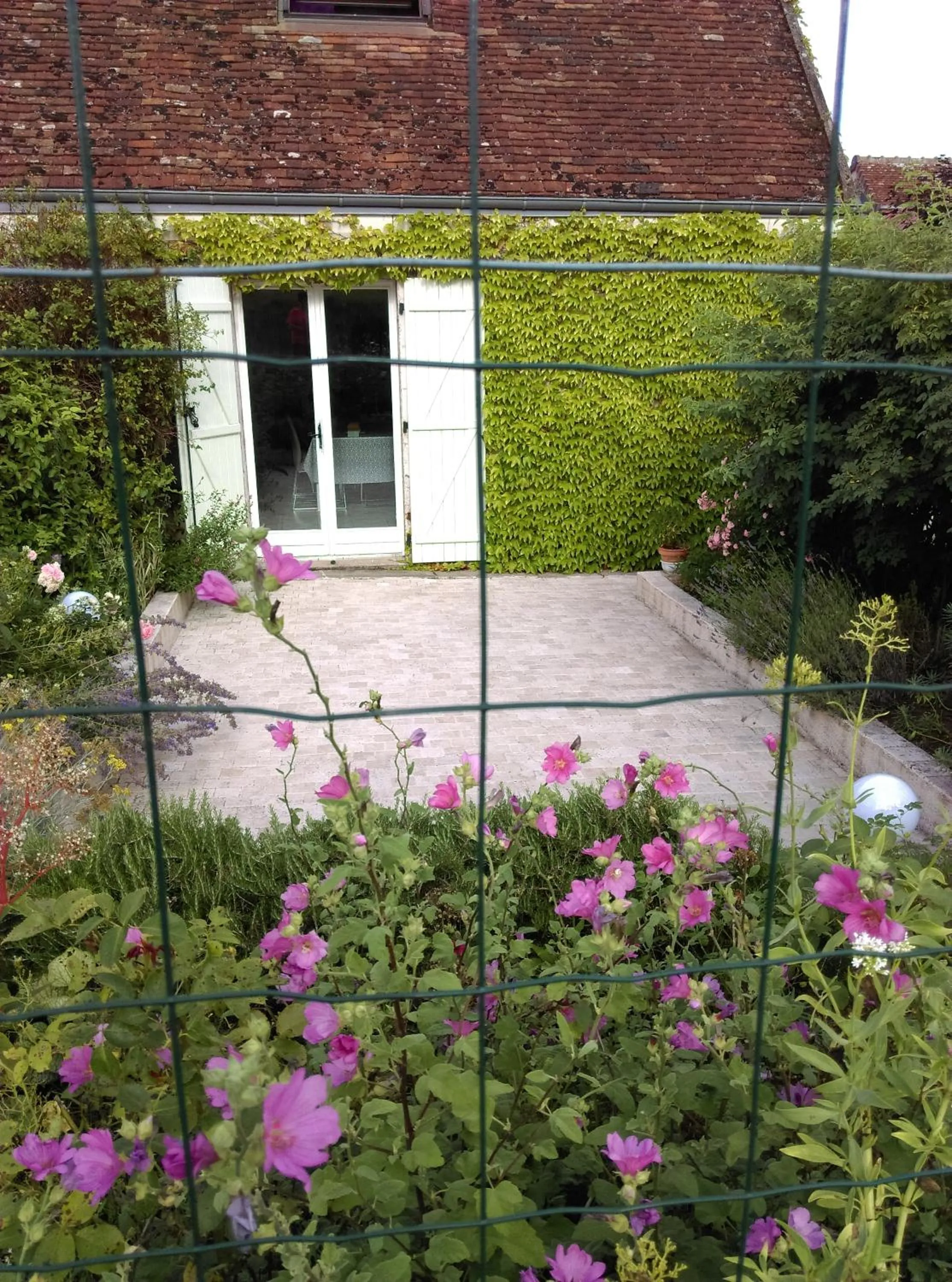 Facade/entrance in Ode au Bonheur St Georges sur Cher