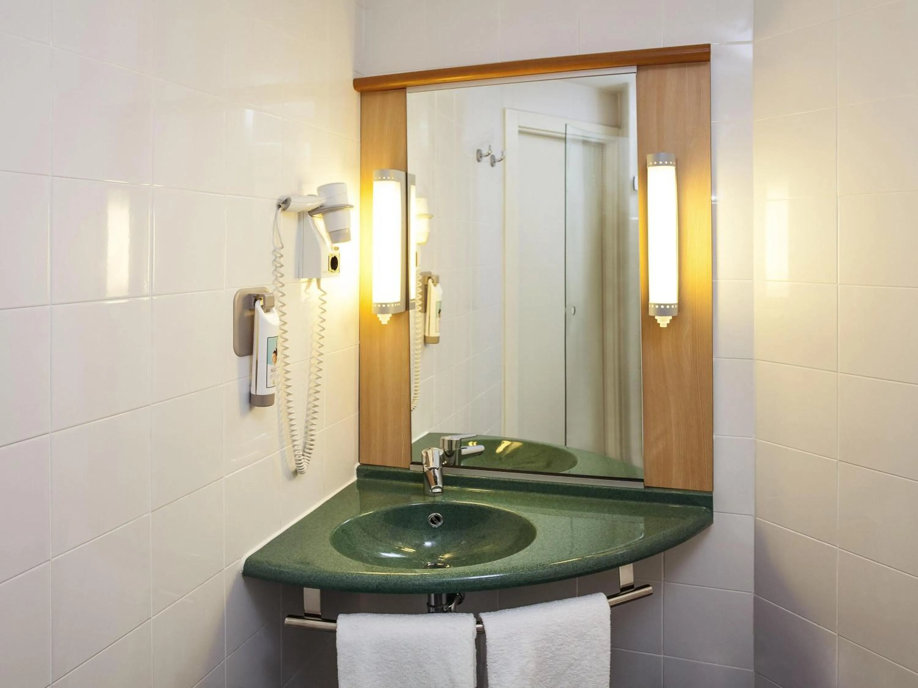 Bedroom in Ibis Madrid Aeropuerto Barajas