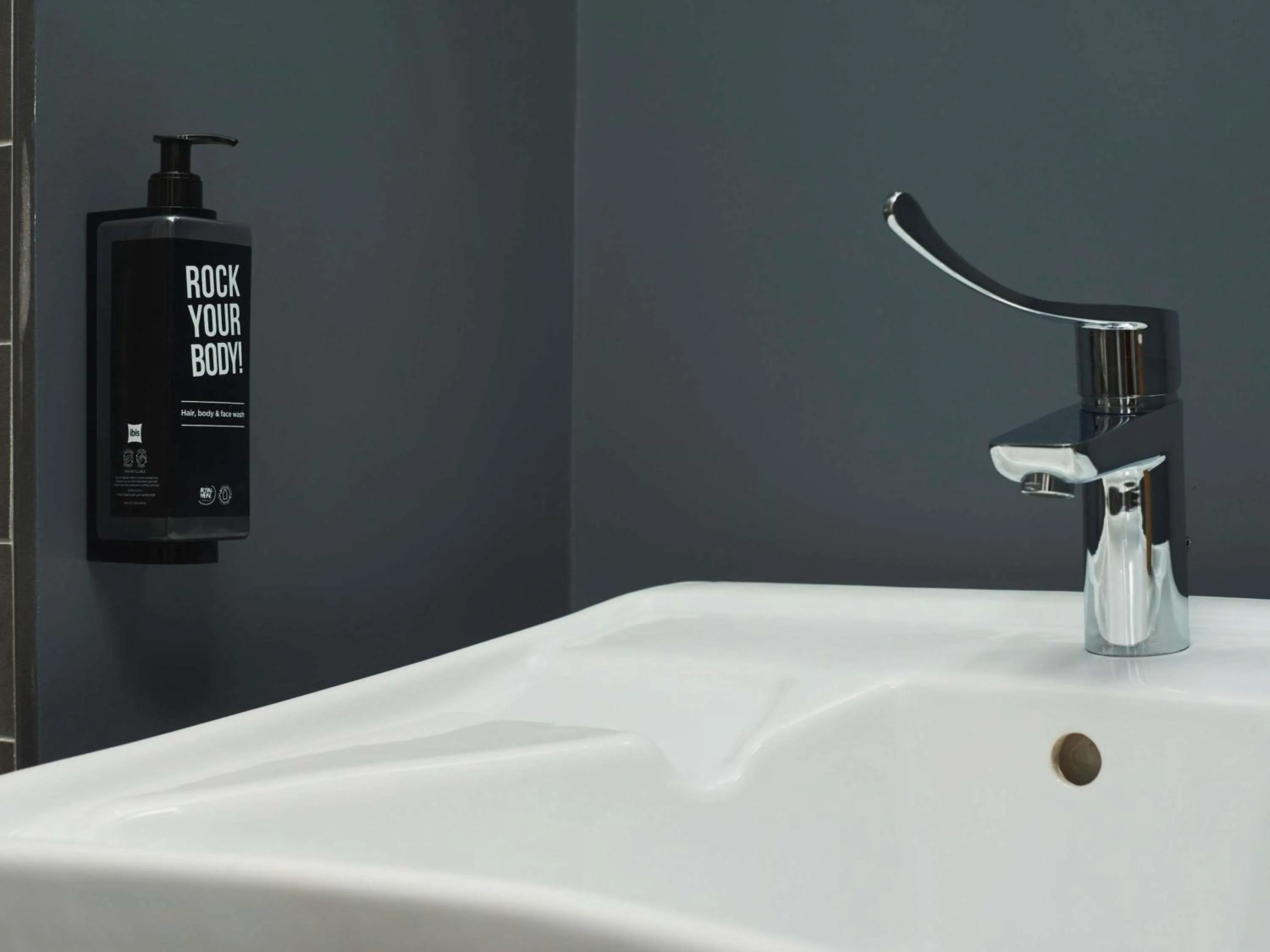 Bedroom in Ibis Madrid Aeropuerto Barajas