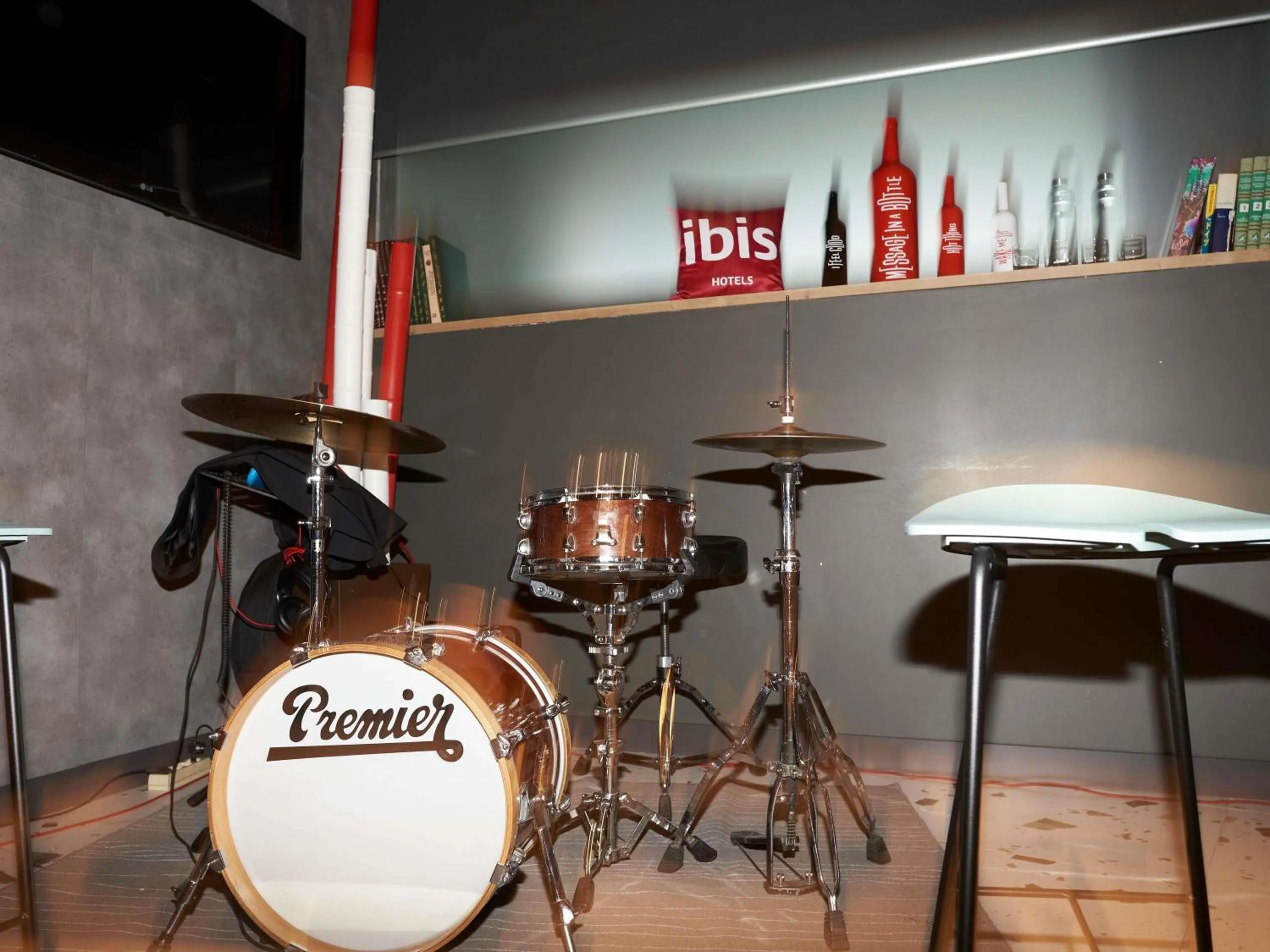 Lounge or bar in Ibis Madrid Aeropuerto Barajas