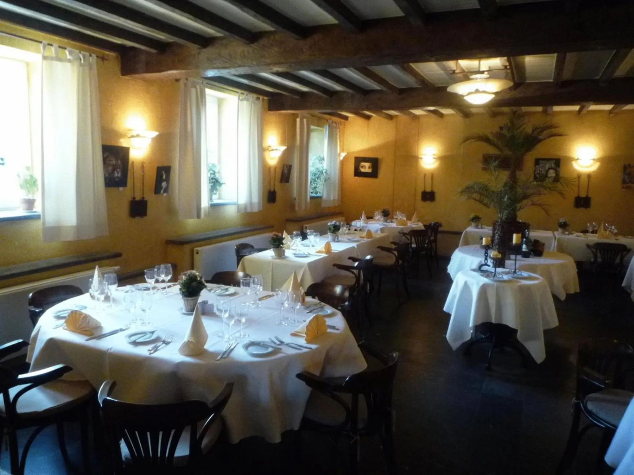 Restaurant/places to eat in Le Château de Rendeux