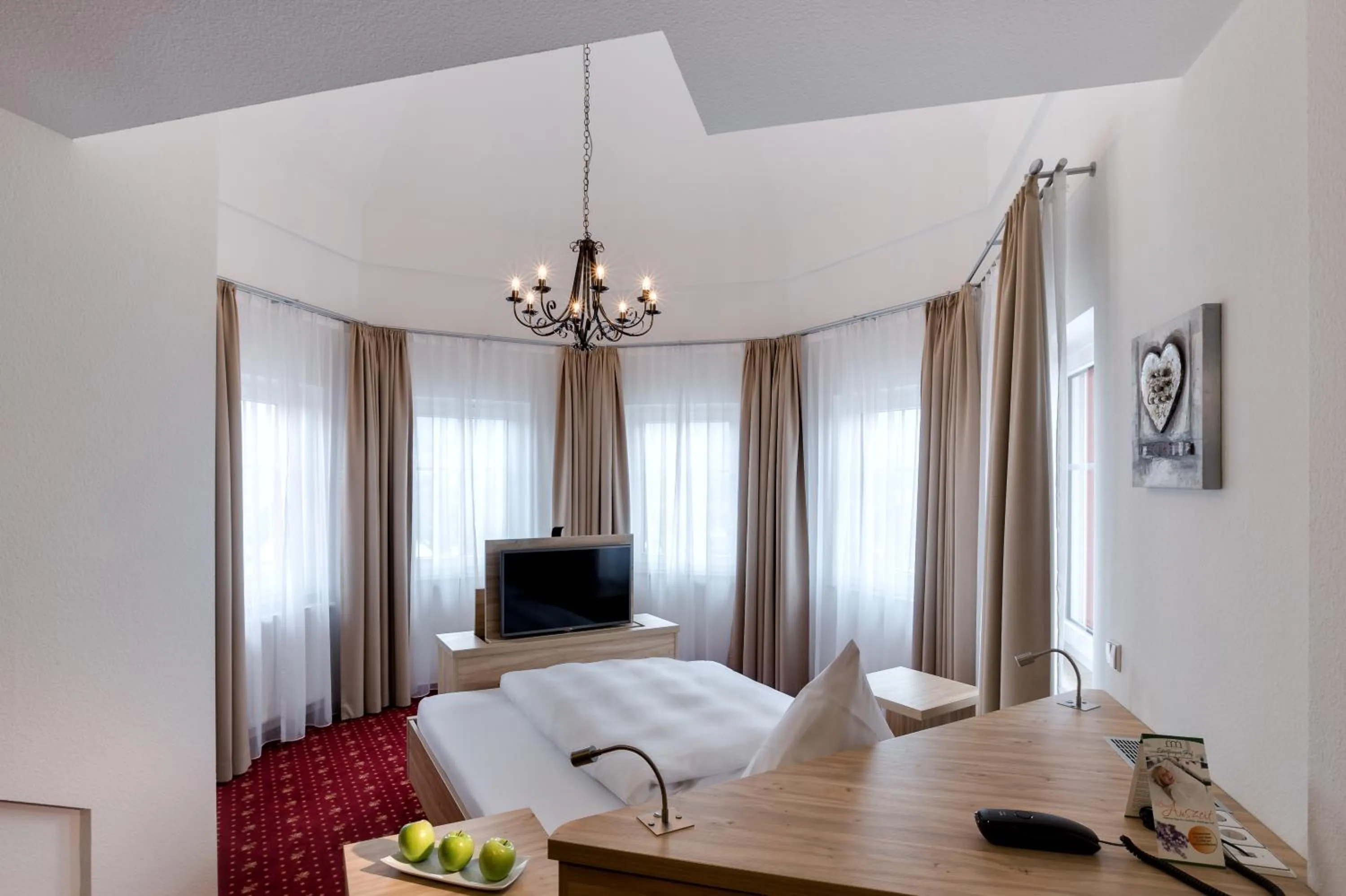 Photo of the whole room, Bed in Edelfinger Hof