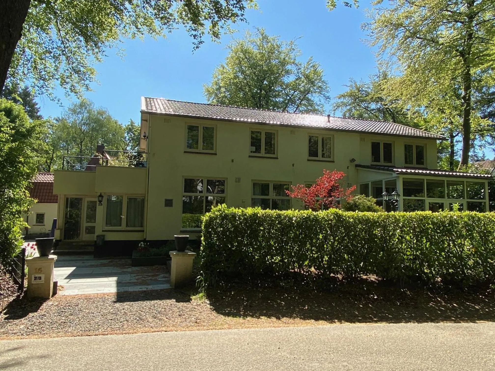 Property building in In de aap gelogeerd