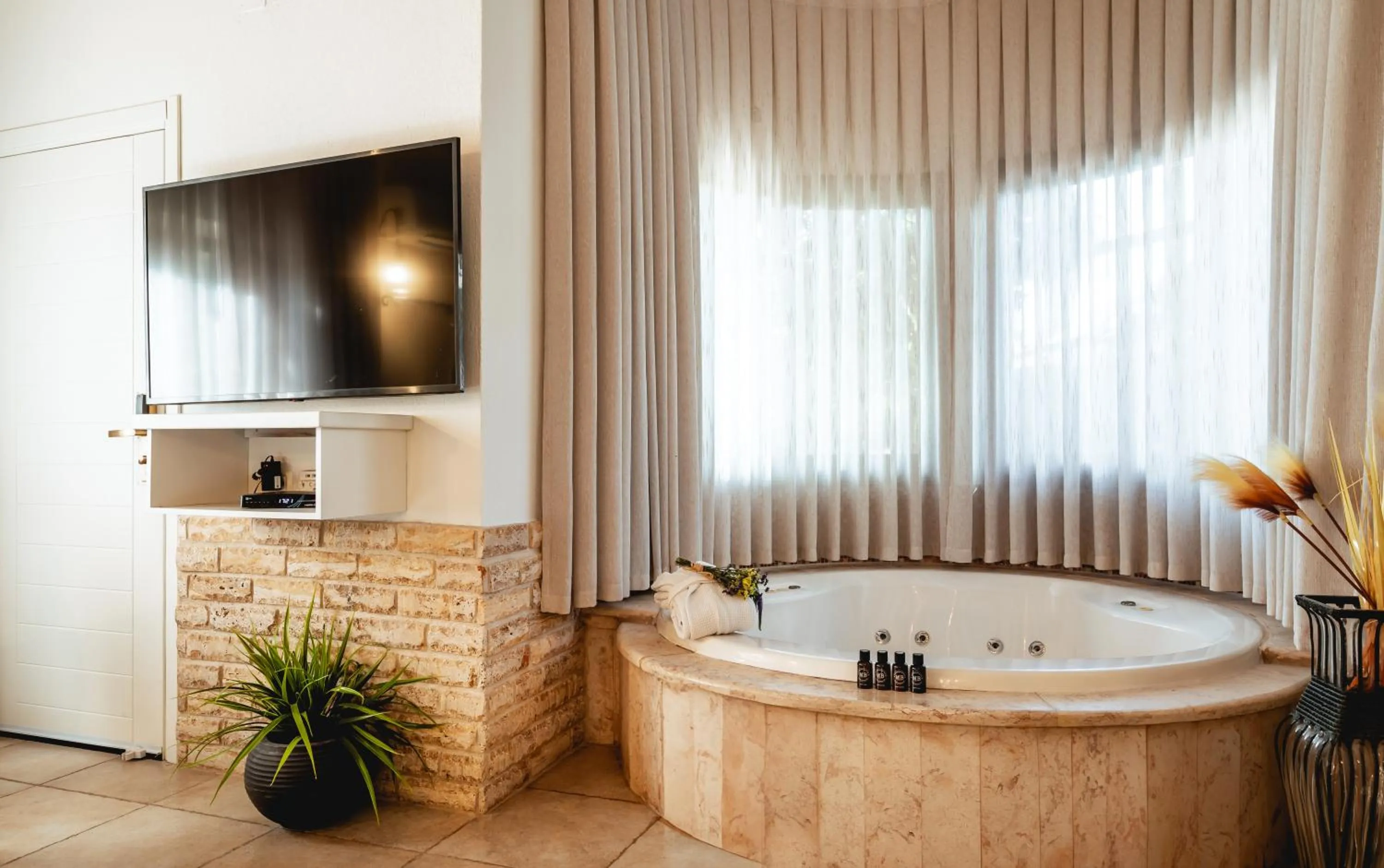 Hot Tub in Grand Vista Boutique Hotel And Spa