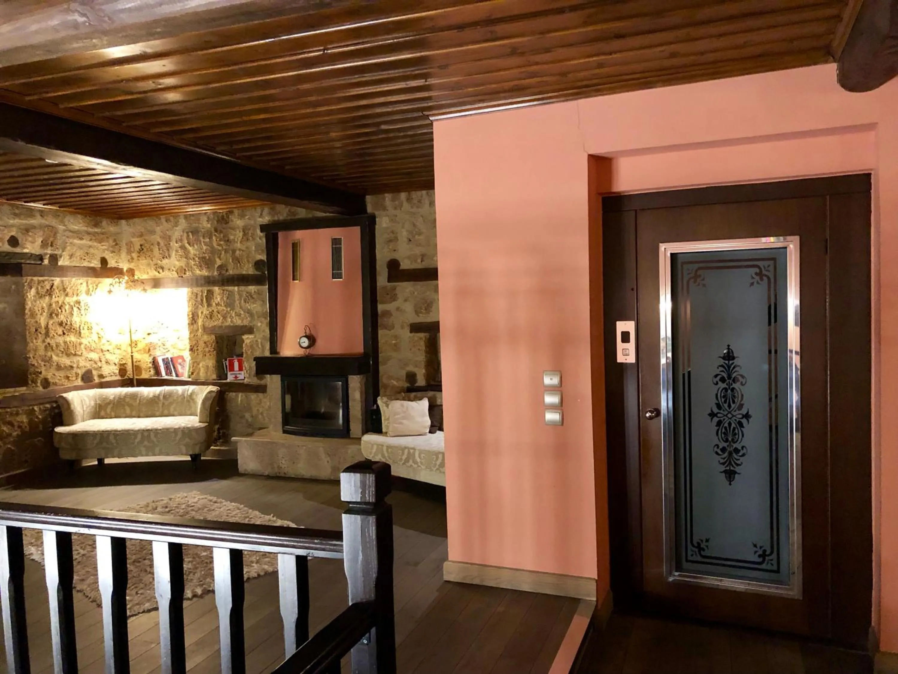 Communal lounge/ TV room in Varosi 4 Seasons