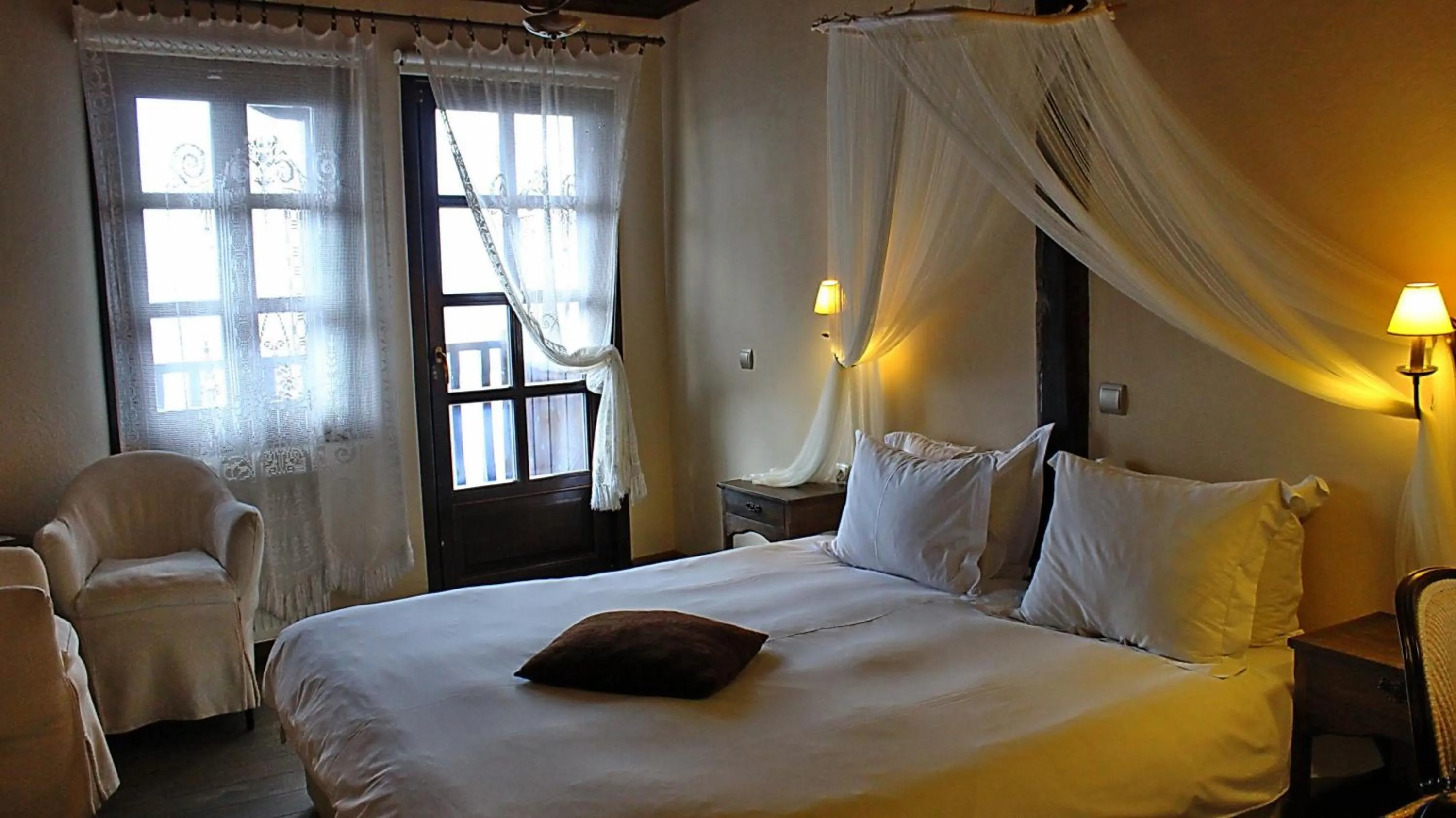 Bed in Varosi 4 Seasons