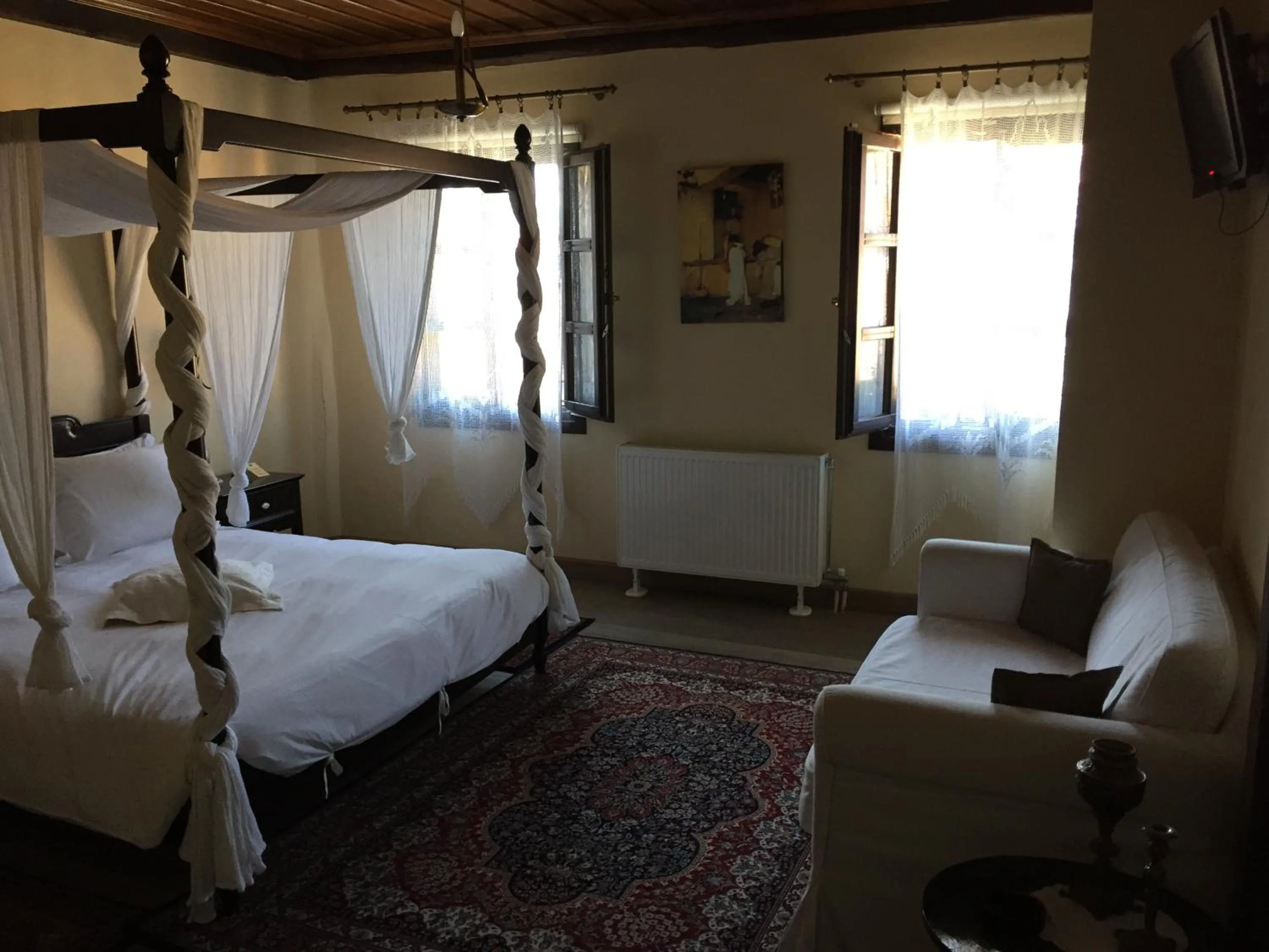 Bed in Varosi 4 Seasons