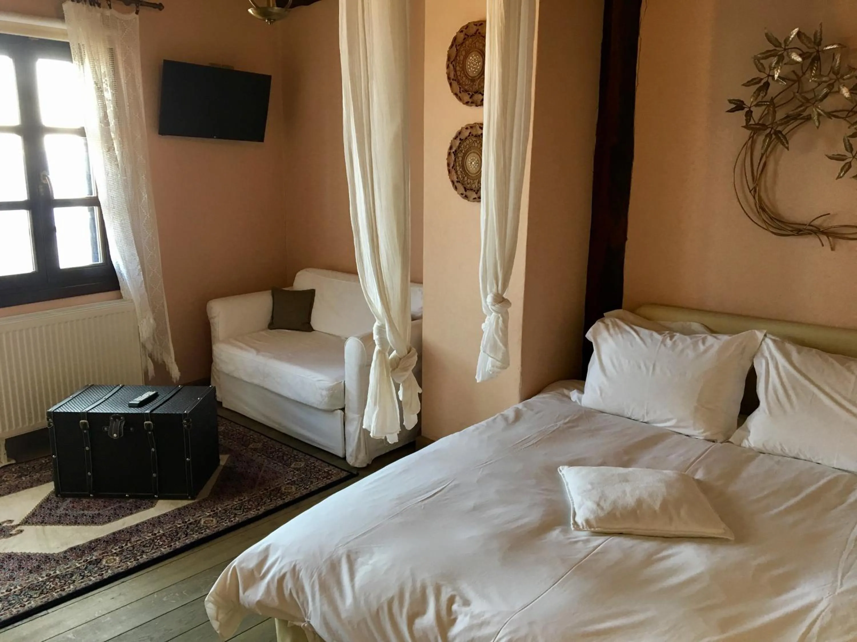 Photo of the whole room, Bed in Varosi 4 Seasons