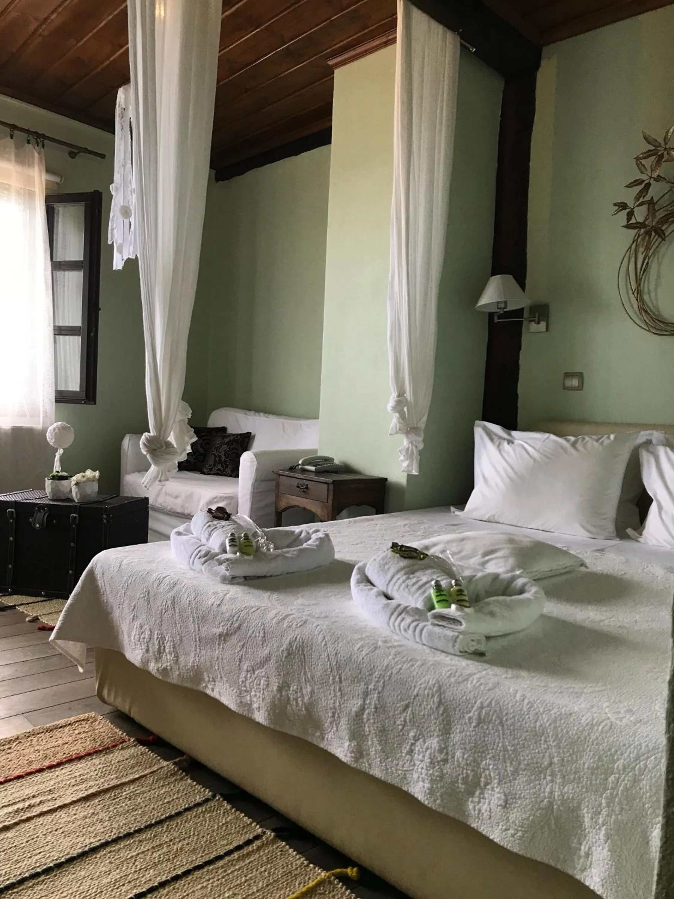 Photo of the whole room, Bed in Varosi 4 Seasons