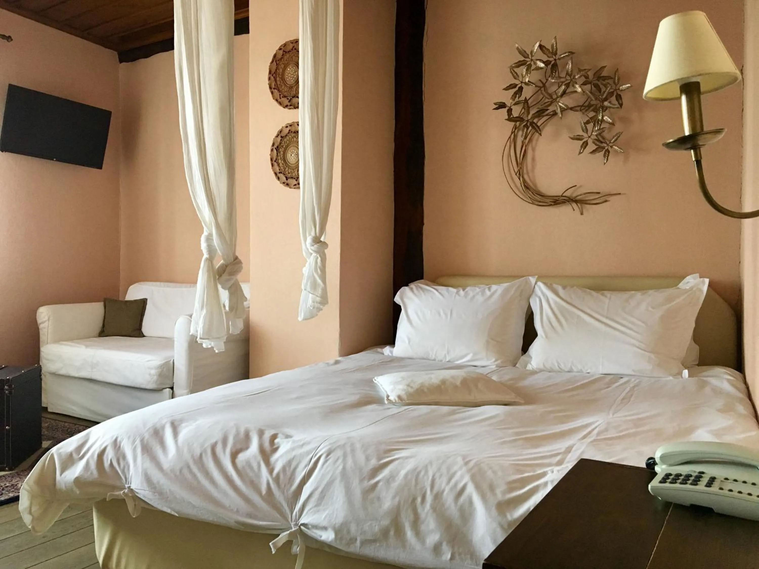 Photo of the whole room, Bed in Varosi 4 Seasons