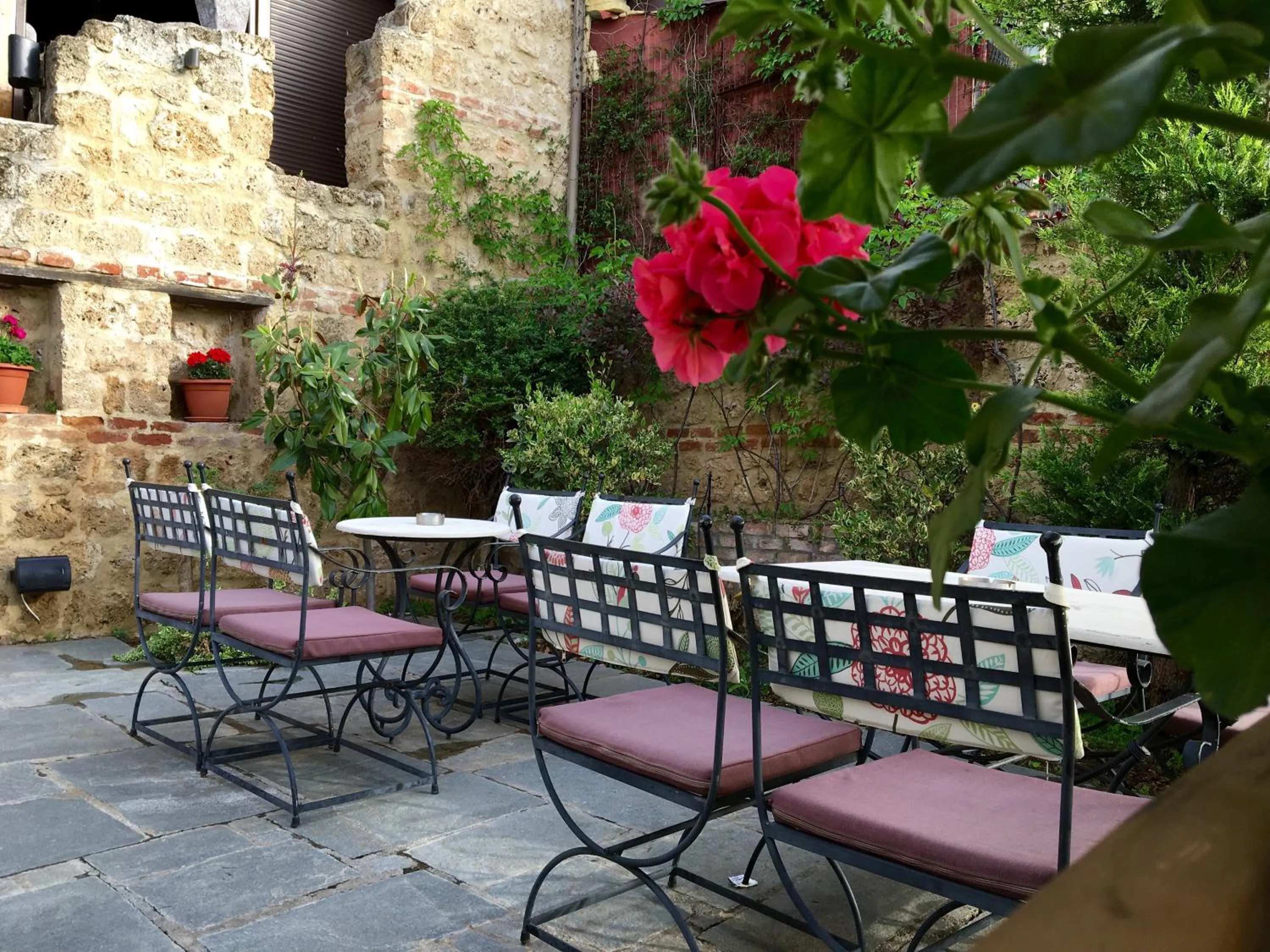 Garden in Varosi 4 Seasons