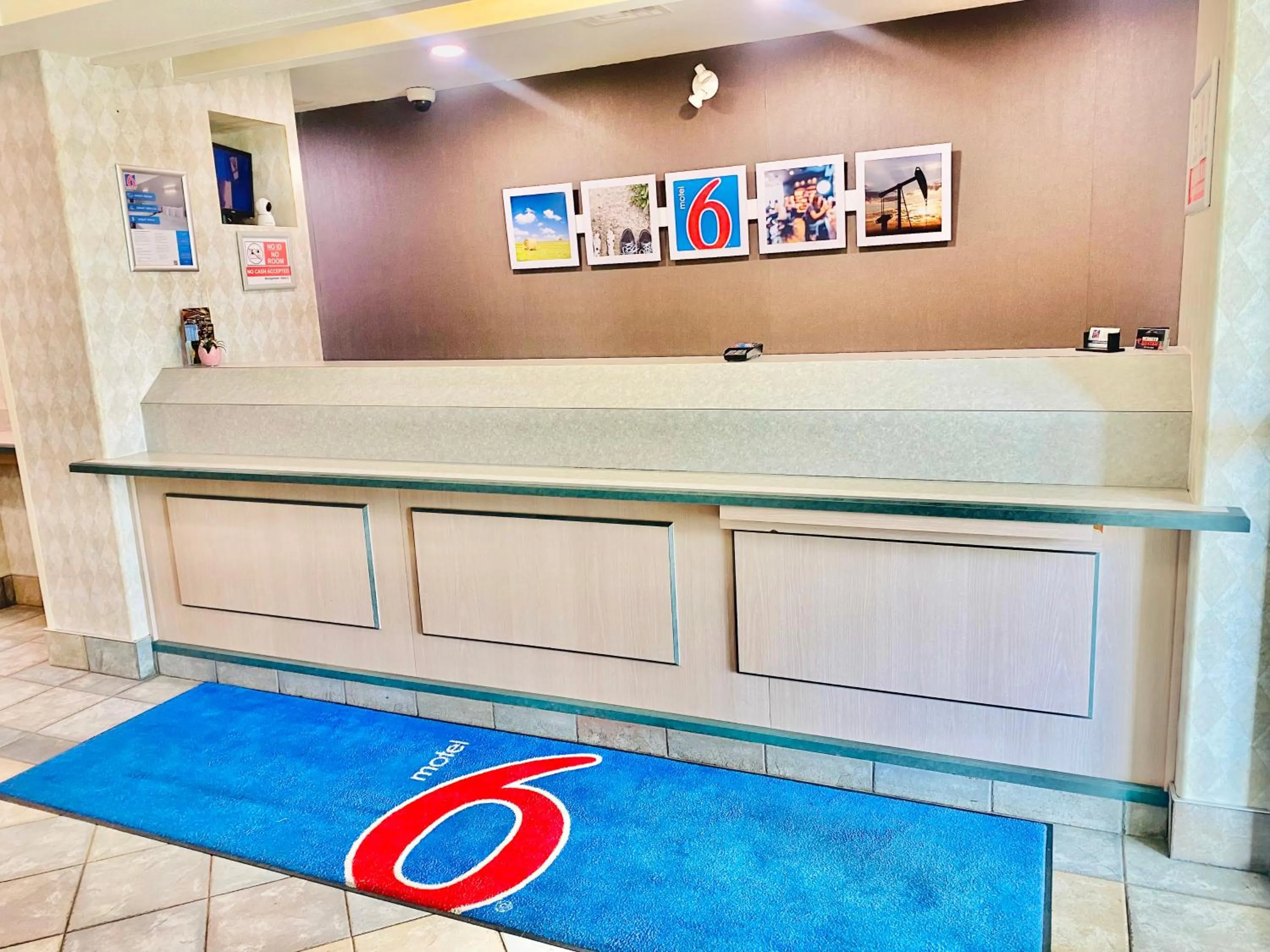 Lobby or reception in Motel 6-Red Deer, AB