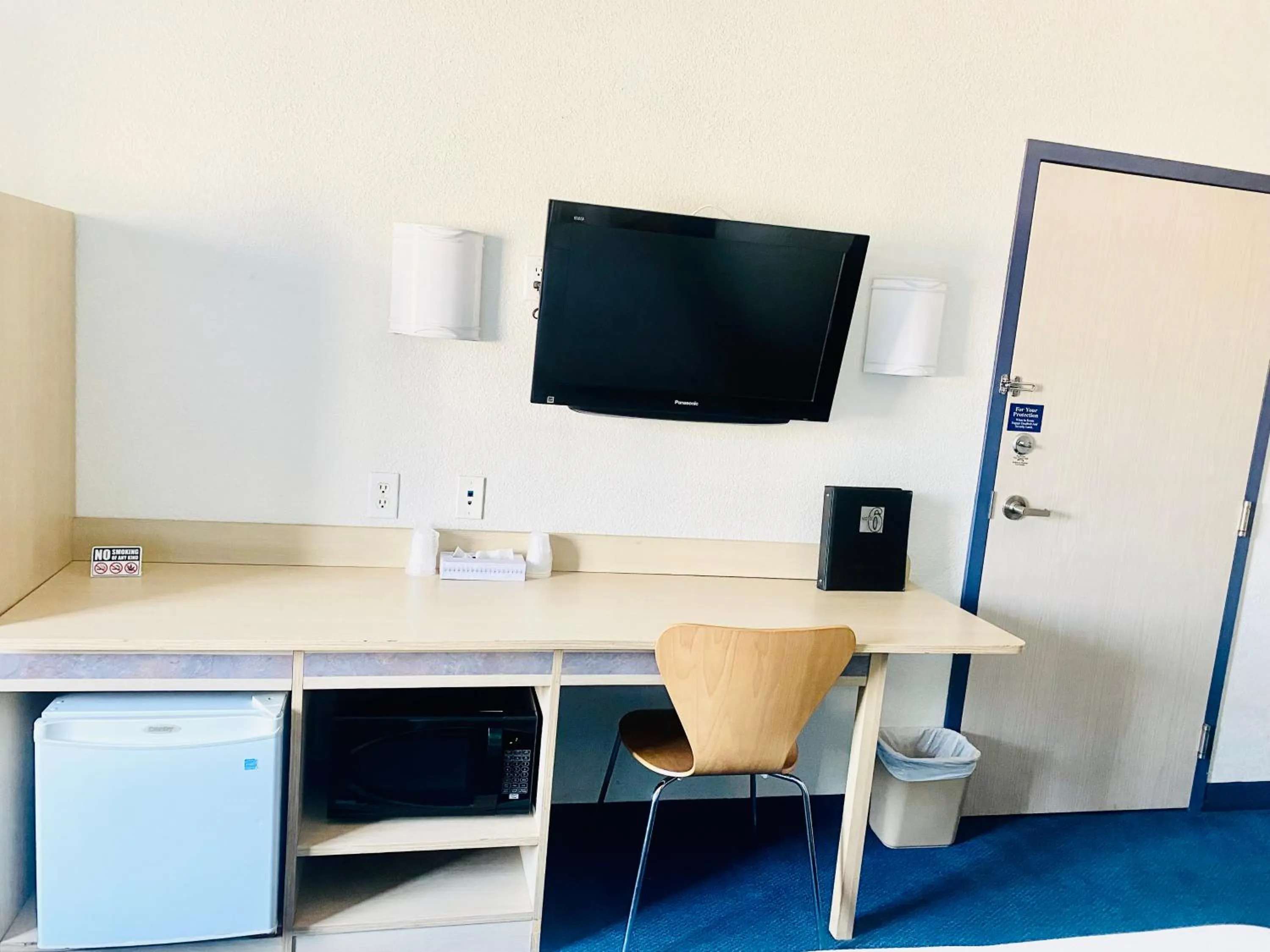 TV and multimedia in Motel 6-Red Deer, AB