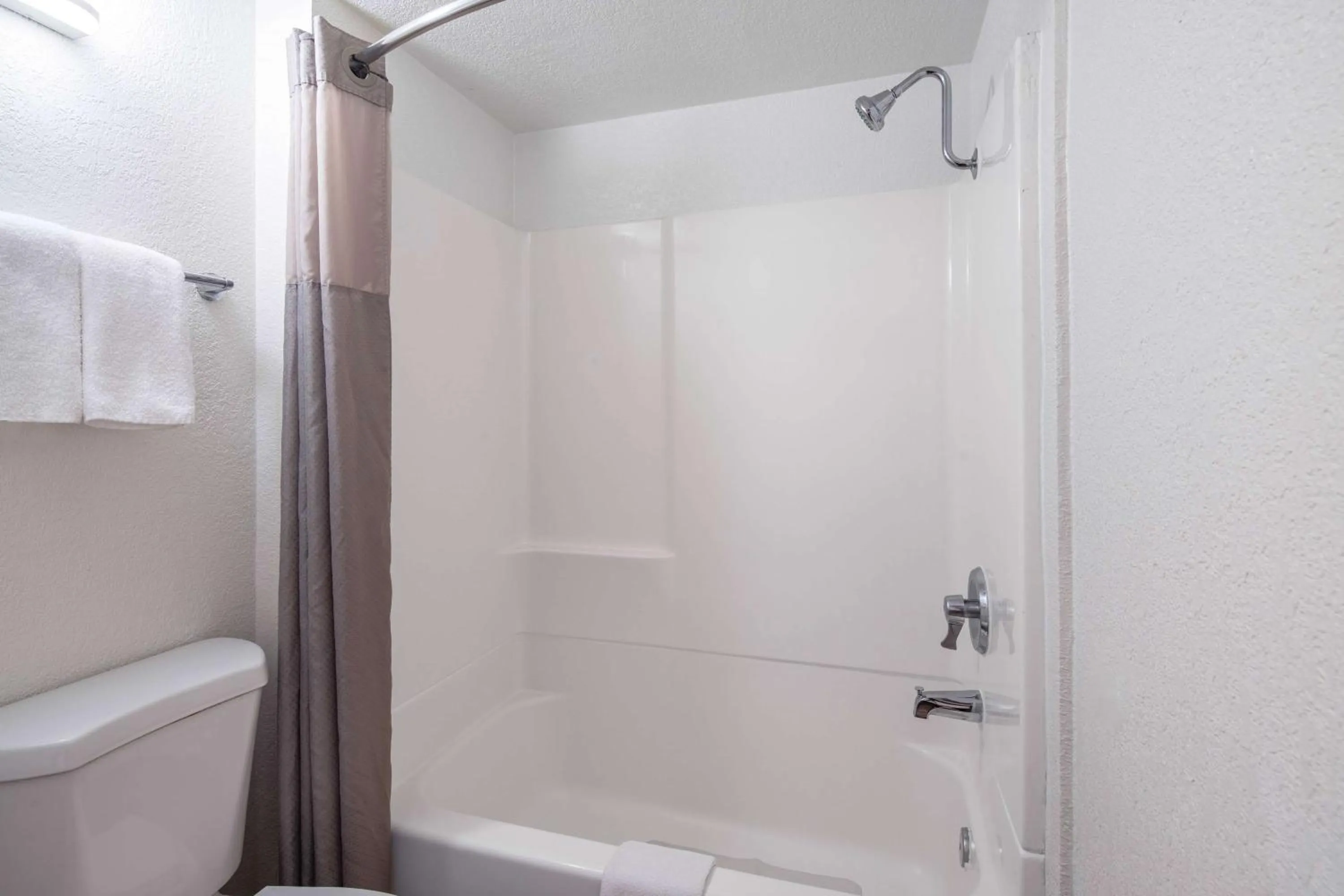 Deluxe Queen Room with Two Queen Beds in Motel 6-Thousand Oaks, CA