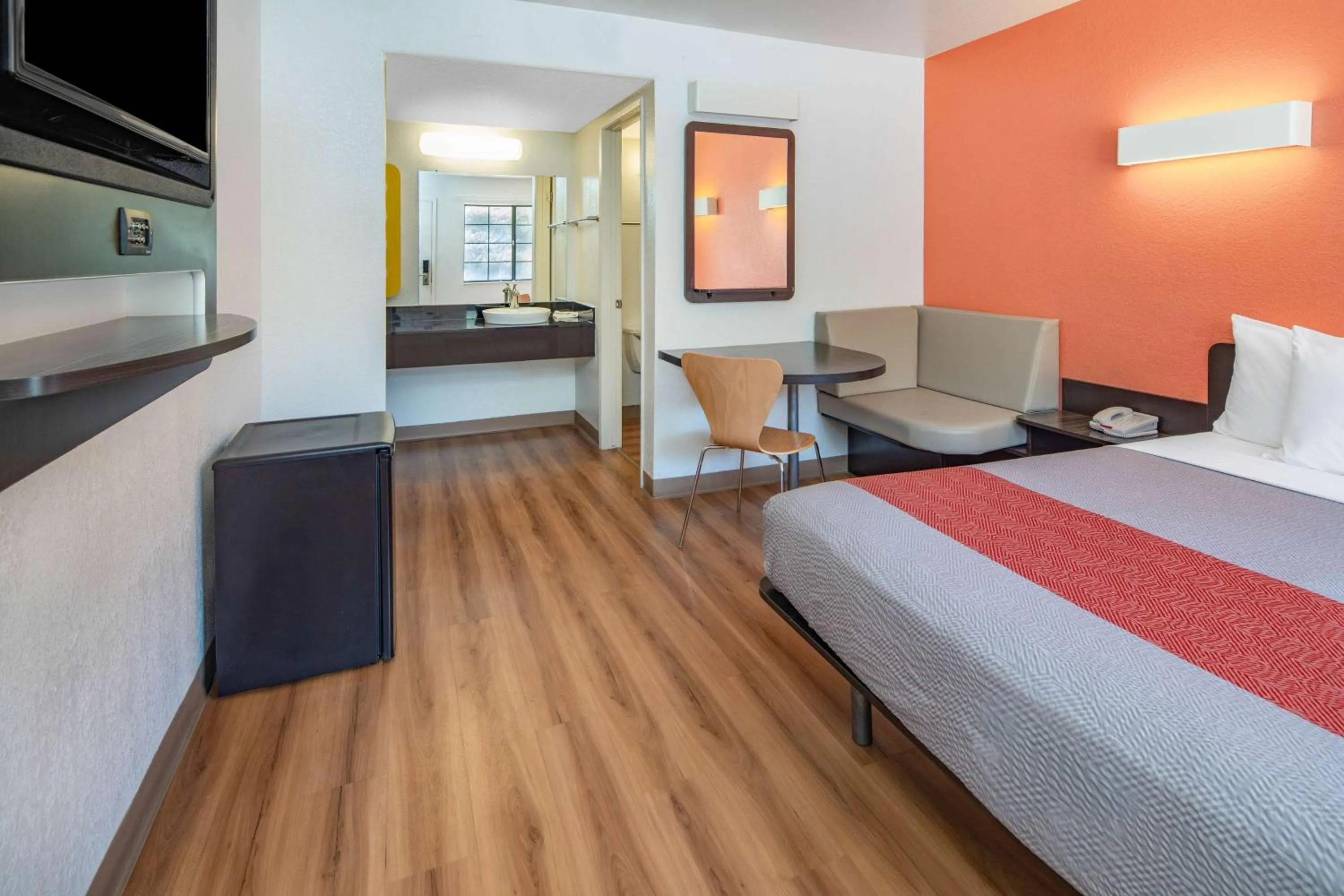 Photo of the whole room, Bed in Motel 6-Thousand Oaks, CA