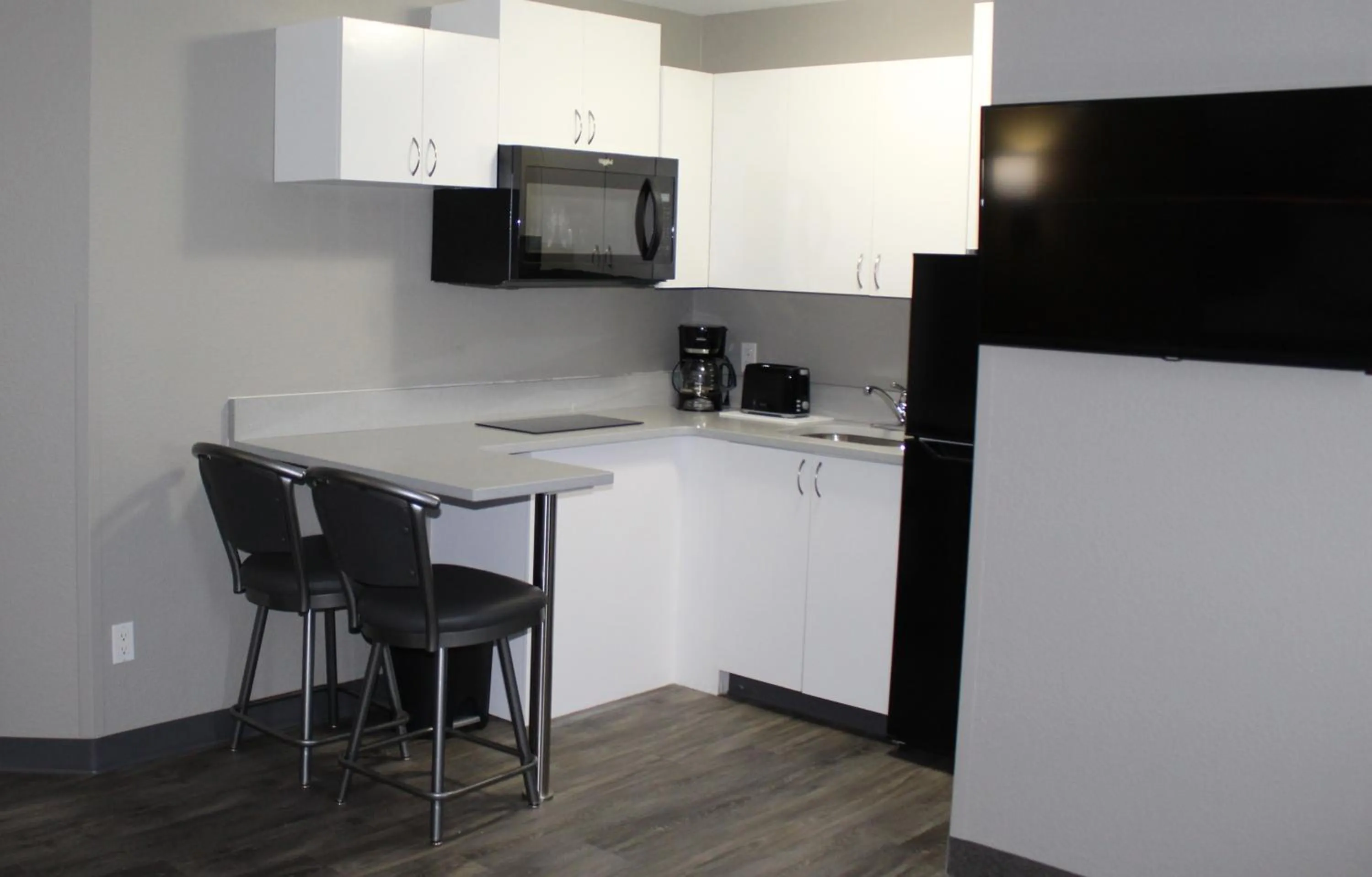 kitchen, Kitchen/Kitchenette in Motel 6 Stony Plain, AB