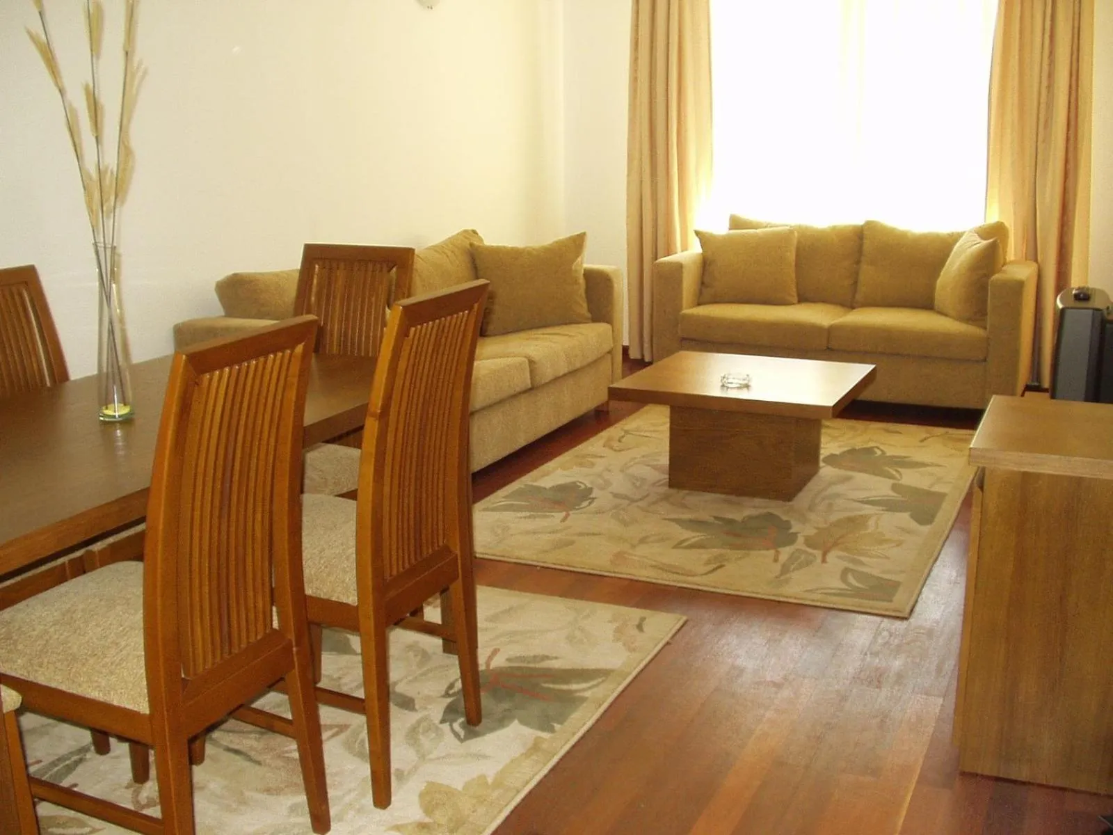 Living room in Bellevue Residence Apartments
