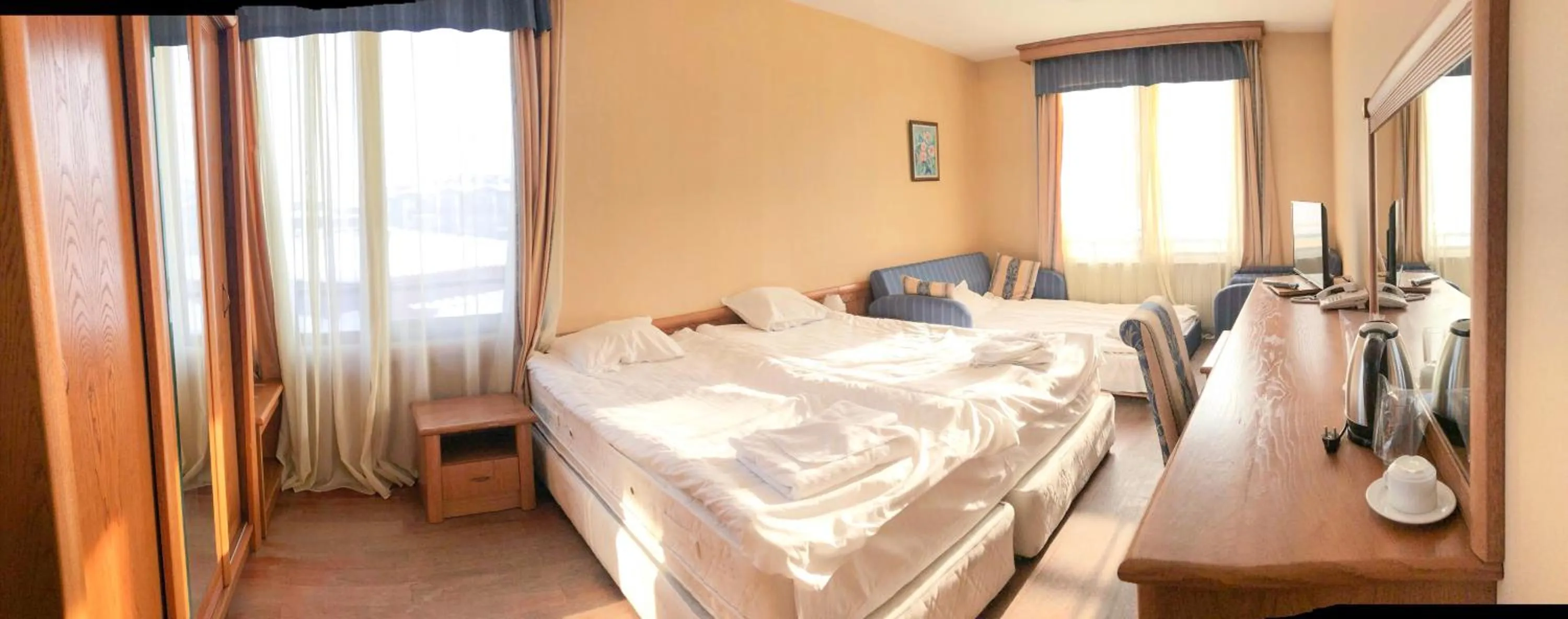 Photo of the whole room, Bed in Bellevue Residence Apartments