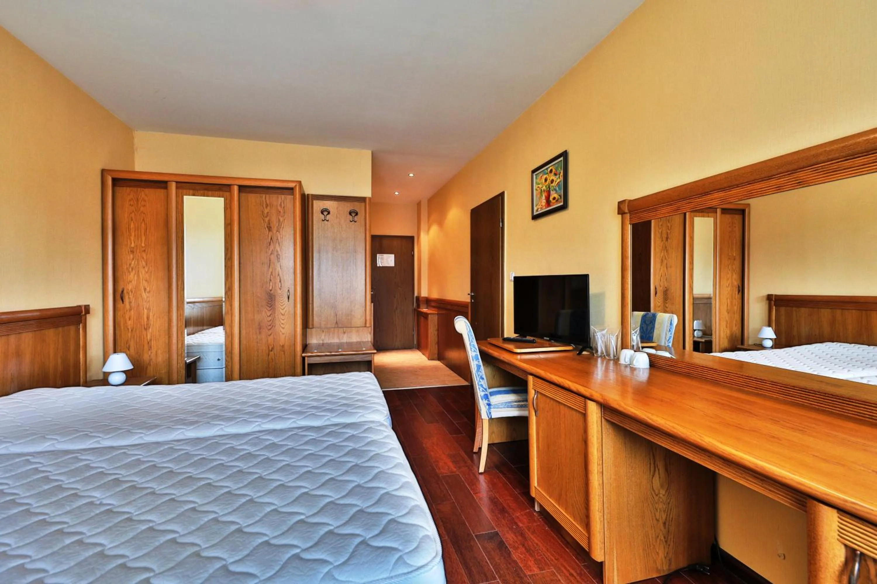 Photo of the whole room, Bed in Bellevue Residence Apartments