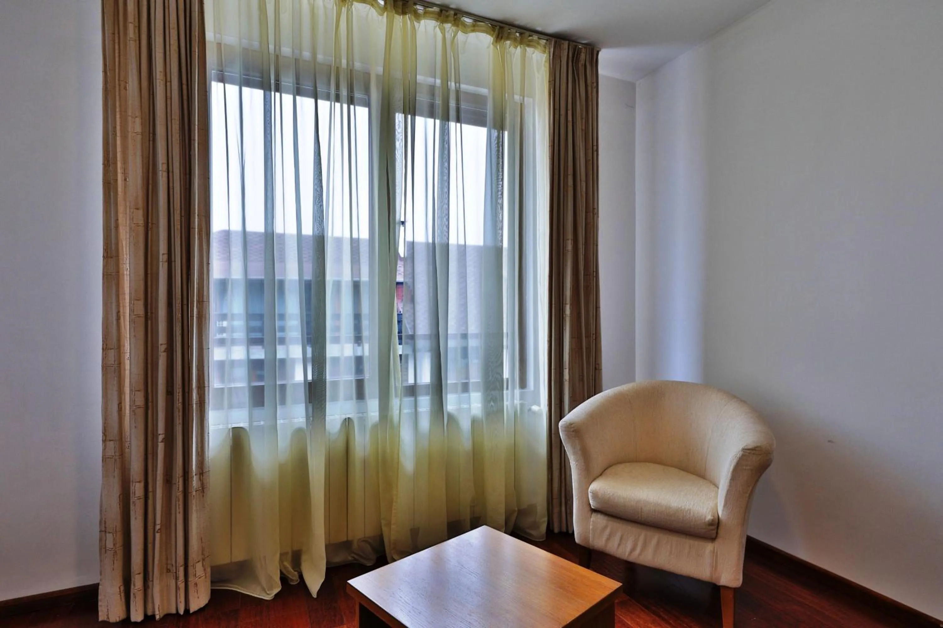 Seating area in Bellevue Residence Apartments
